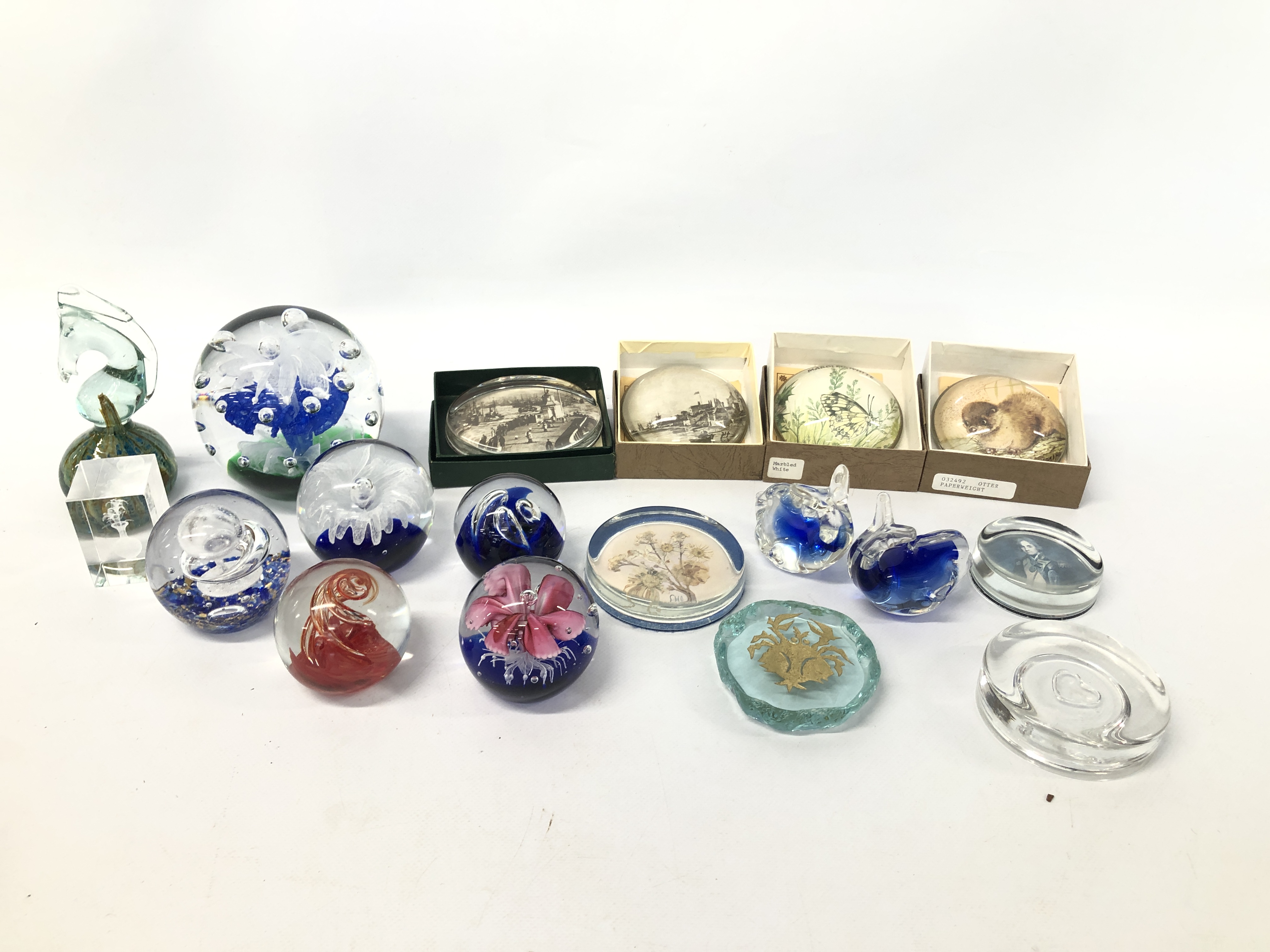 COLLECTION OF 18 VARIOUS PAPERWEIGHTS INCLUDING ART GLASS MDINA ETC.
