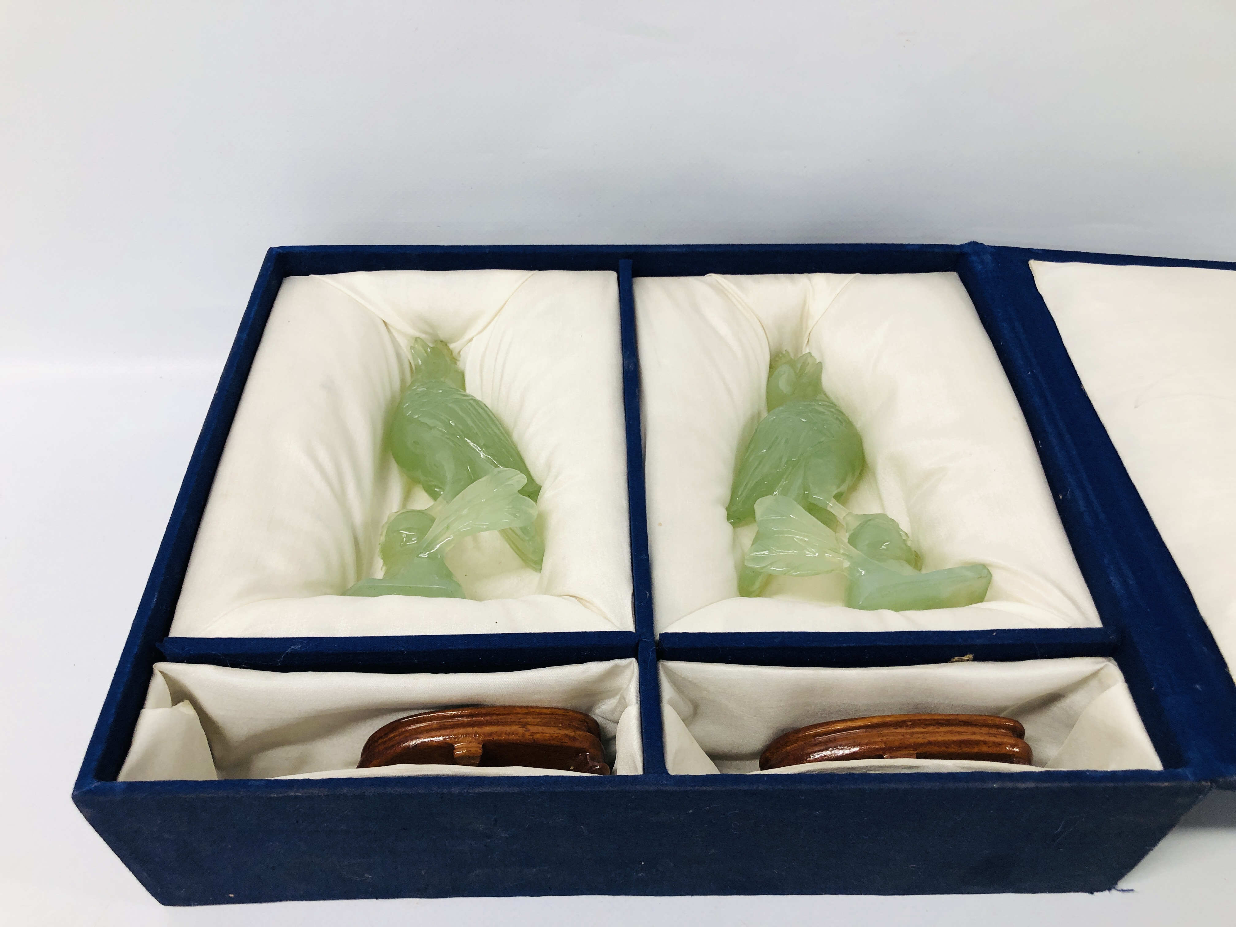 PAIR OF REPRODUCTION ORIENTAL BIRDS A/F IN FITTED DISPLAY BOX. - Image 8 of 8