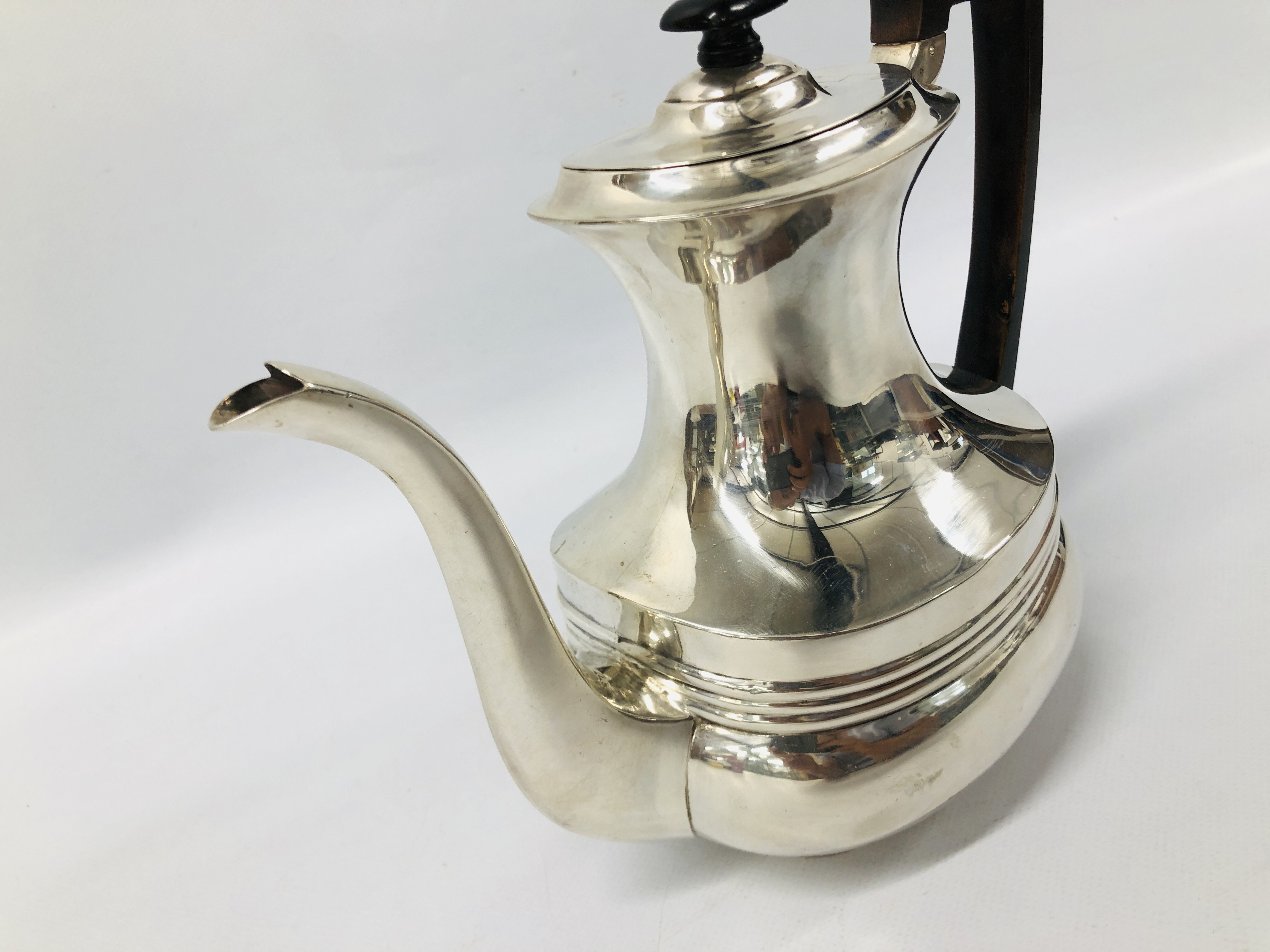 AN EDWARDIAN SILVER COFFEE POT, BARNARD, LON. - Image 5 of 15