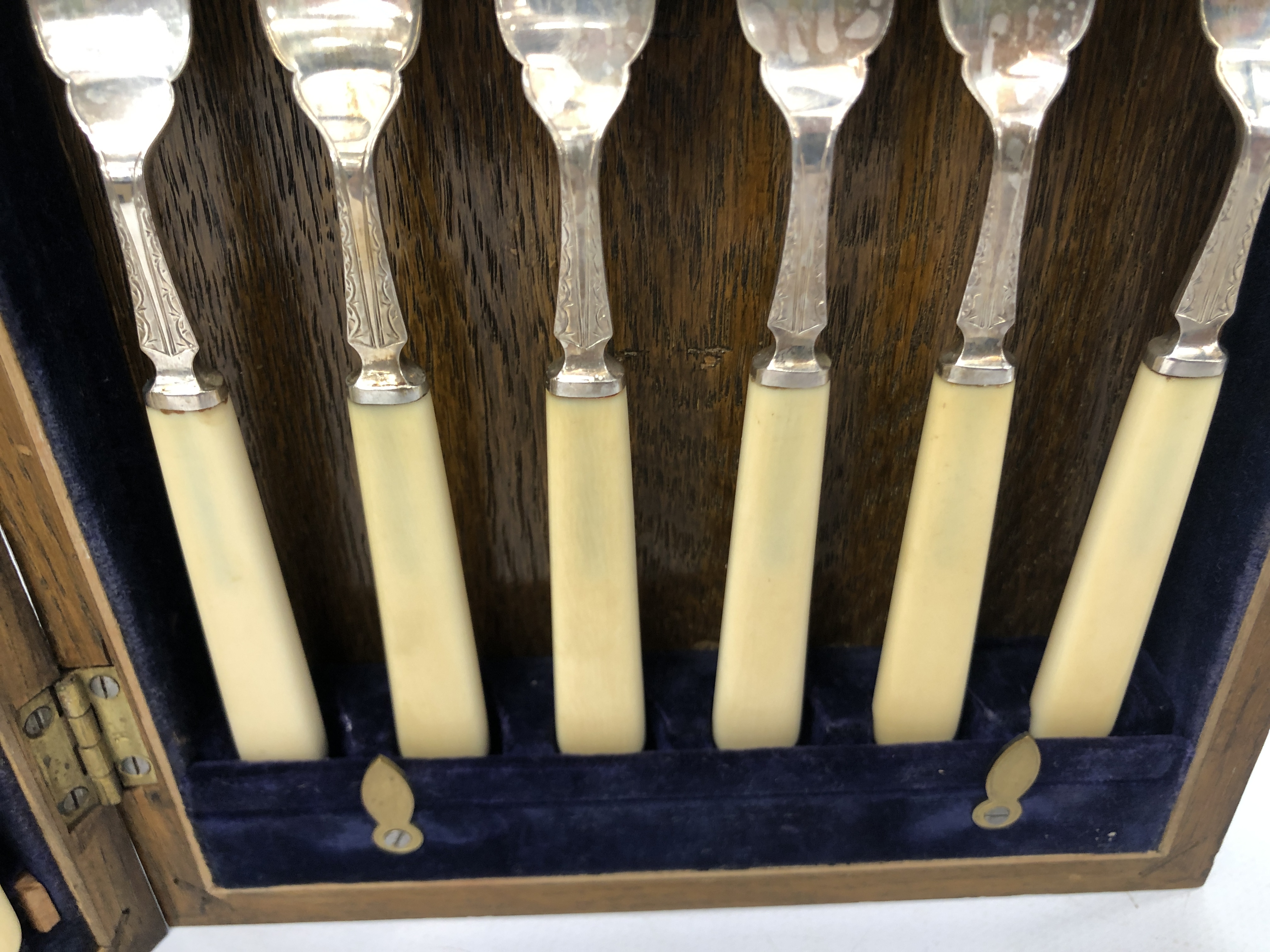 A CASED SET OF 6 SILVER FISH KNIVES AND FORKS WITH BONE HANDLES - OVERALL WEIGHT 370g INCLUDING - Image 3 of 7