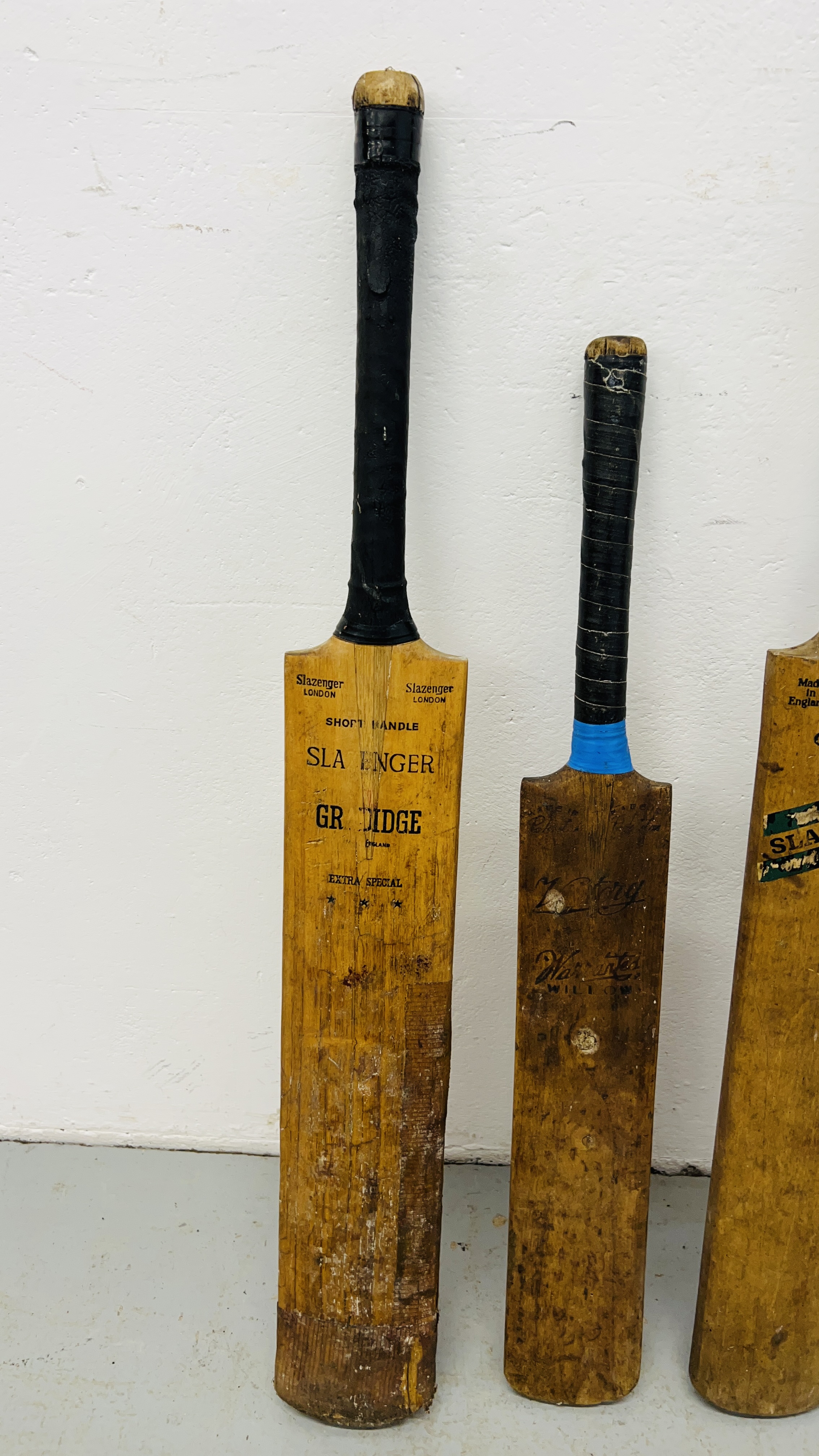 FIVE VINTAGE CRICKET BATS TO INCLUDE SLAZENGER, VICTORY WILLOW, - Image 2 of 5