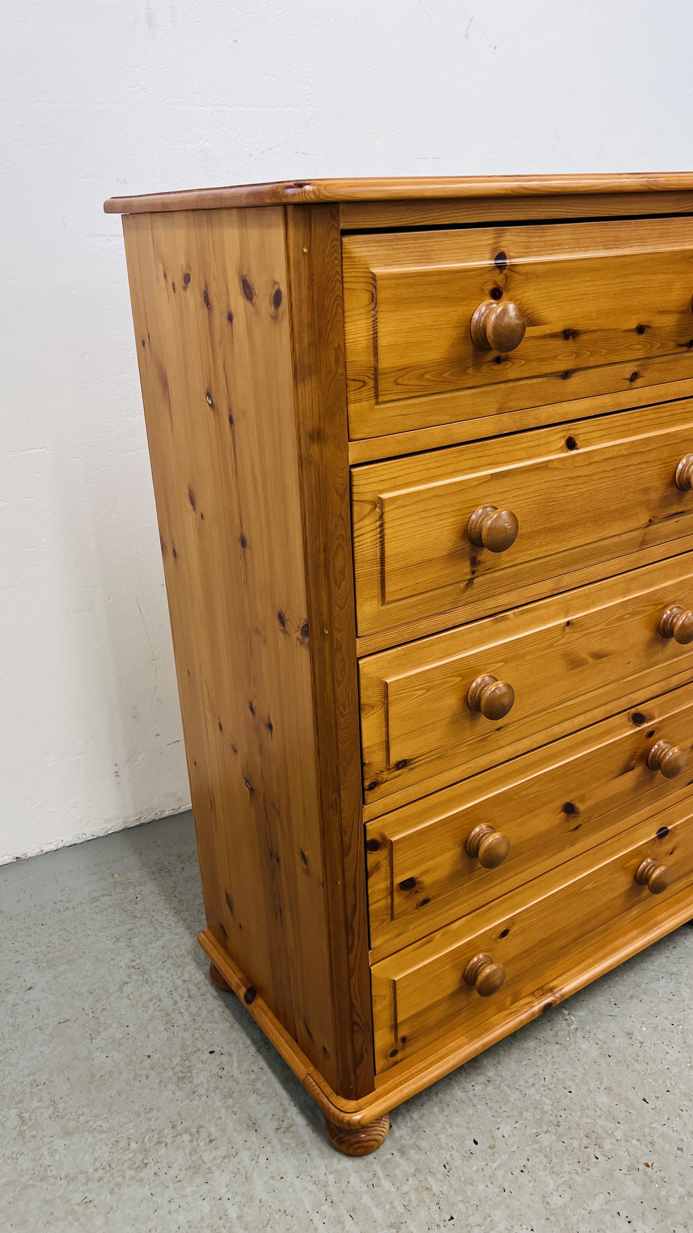 A GOOD QUALITY SOLID PINE FIVE DRAWER CHEST W 77CM, D 41CM, H 111CM. - Image 6 of 11