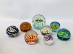 A GROUP OF EIGHT ASSORTED ART GLASS PAPERWEIGHTS TO INCLUDE WEDGWOOD CAITHNESS,