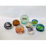 A GROUP OF EIGHT ASSORTED ART GLASS PAPERWEIGHTS TO INCLUDE WEDGWOOD CAITHNESS,