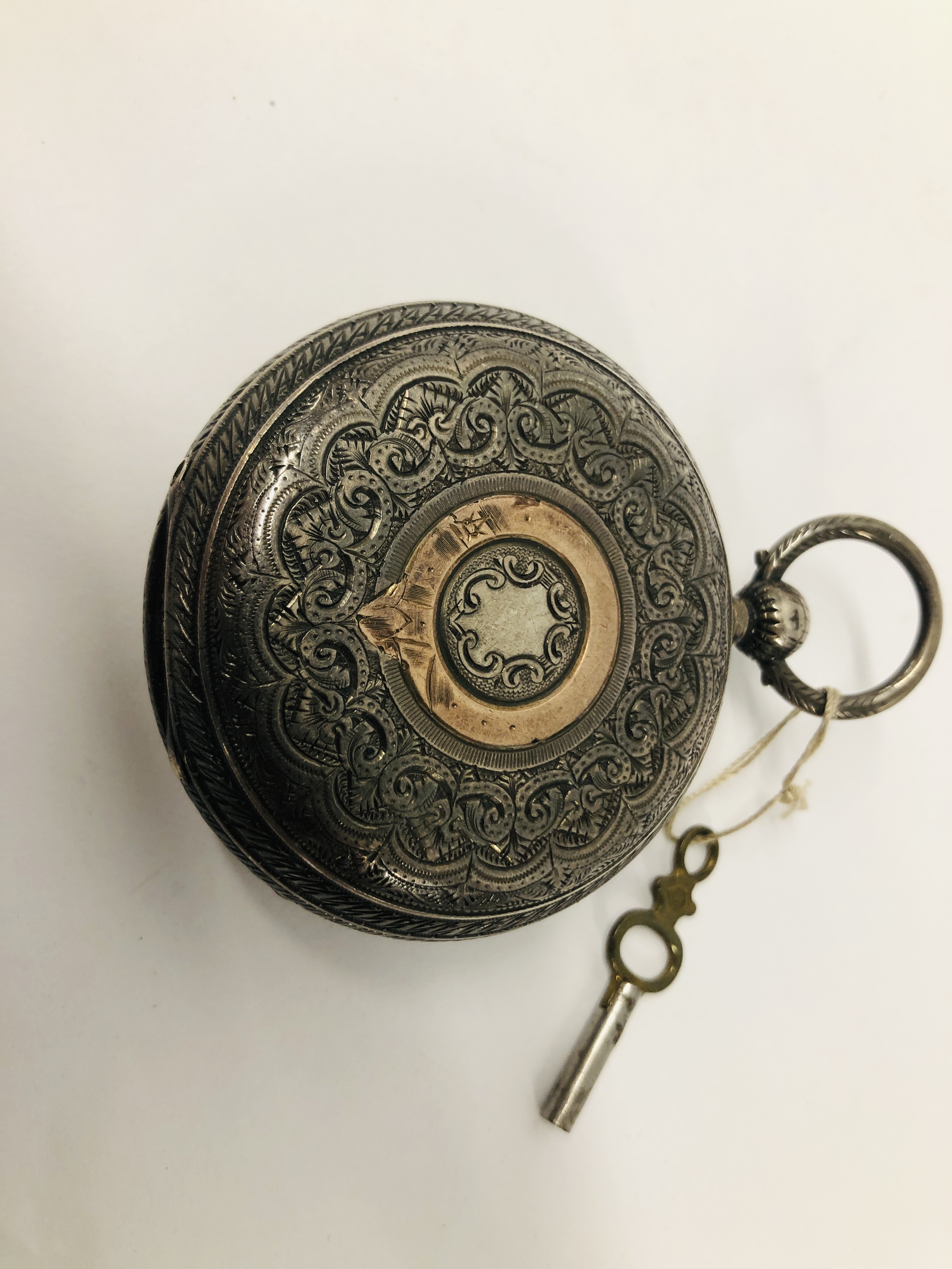 A SILVER CASED GENTLEMANS POCKET WATCH WITH KEY - Image 6 of 10