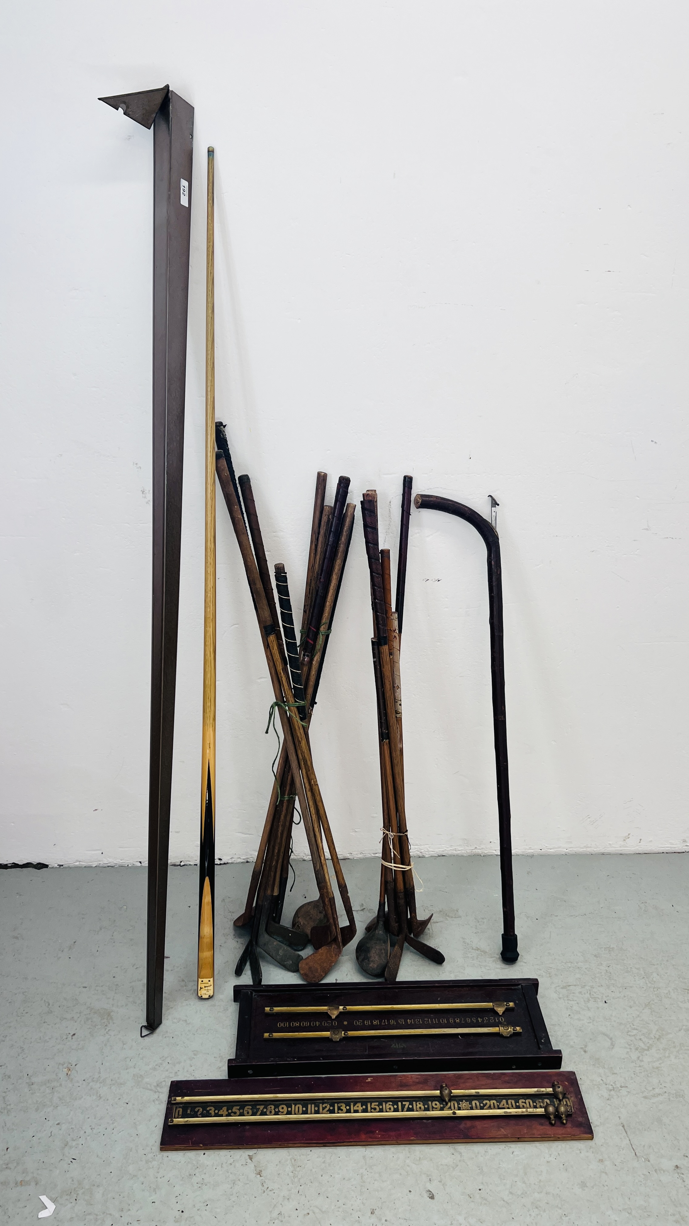 A GROUP OF 17 VINTAGE GOLF CLUBS TO INCLUDE FIVE HAVING BRASS ENDS ALONG WITH JOE DAVIS SNOOKER CUE
