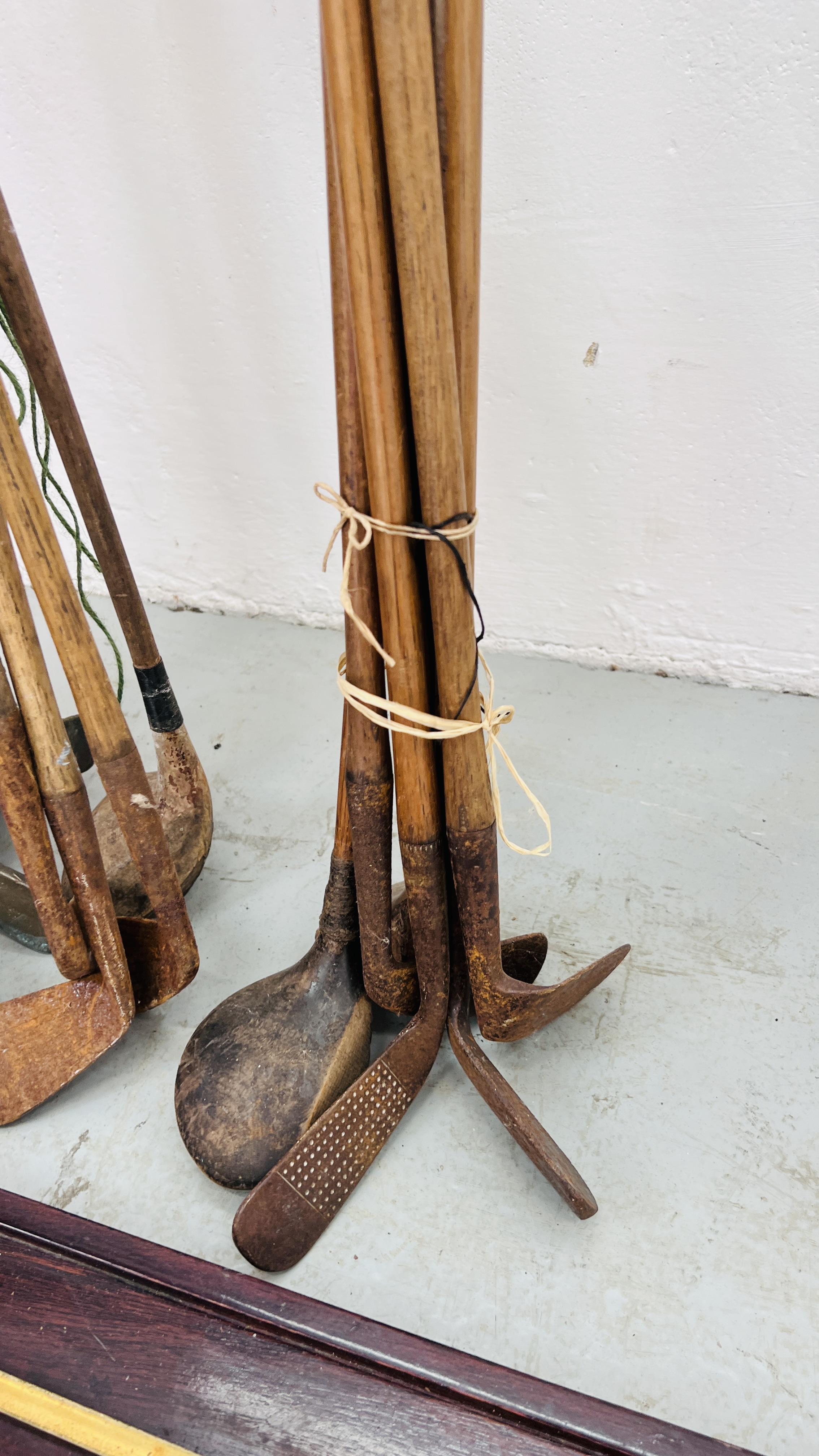 A GROUP OF 17 VINTAGE GOLF CLUBS TO INCLUDE FIVE HAVING BRASS ENDS ALONG WITH JOE DAVIS SNOOKER CUE - Image 3 of 7