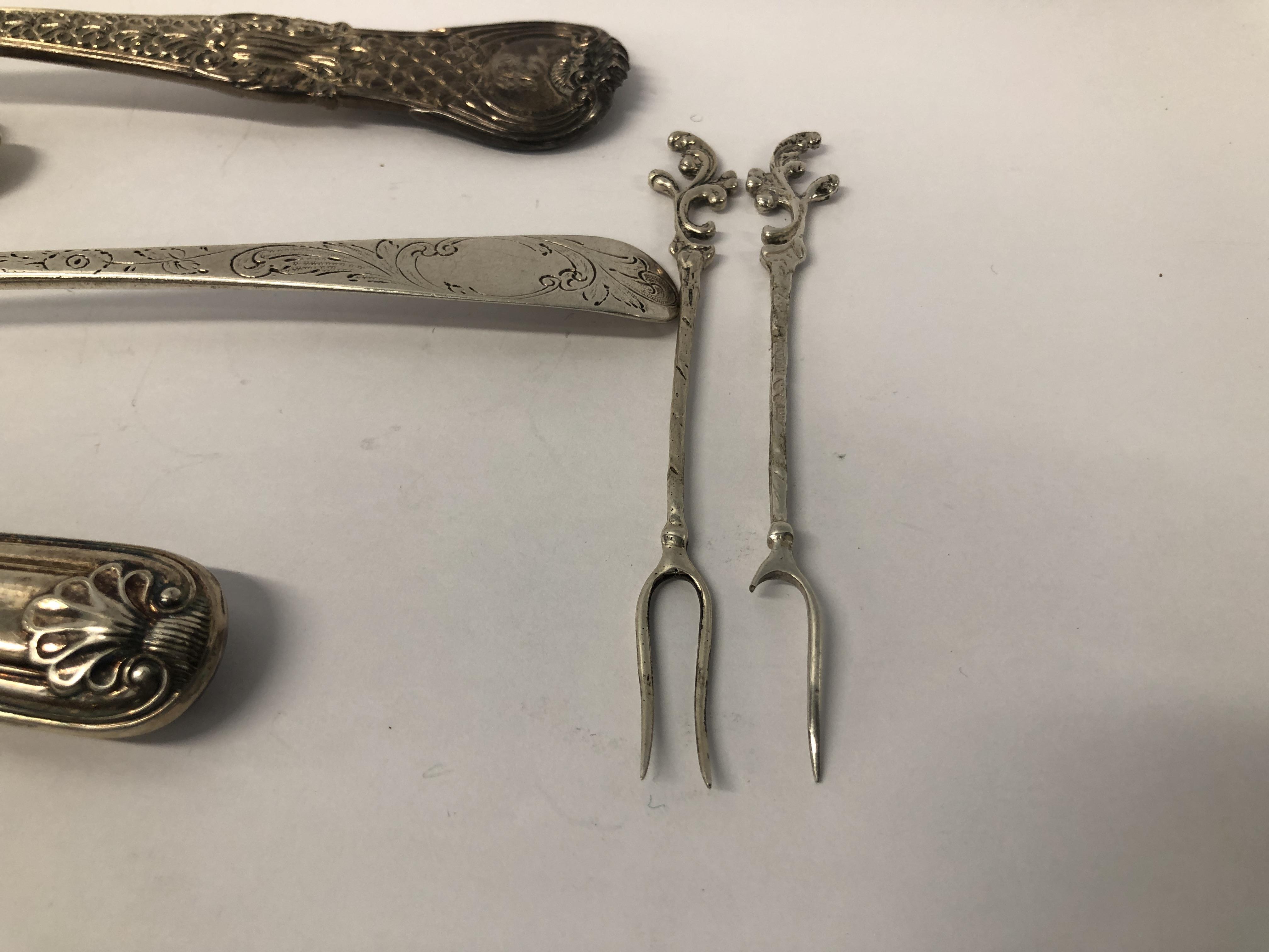 3 VARIOUS SILVER FRUIT SPOONS, GEORGIAN AND LATER, ALONG WITH CAKE KNIFE, SHEFFIELD ASSAY, - Image 5 of 9