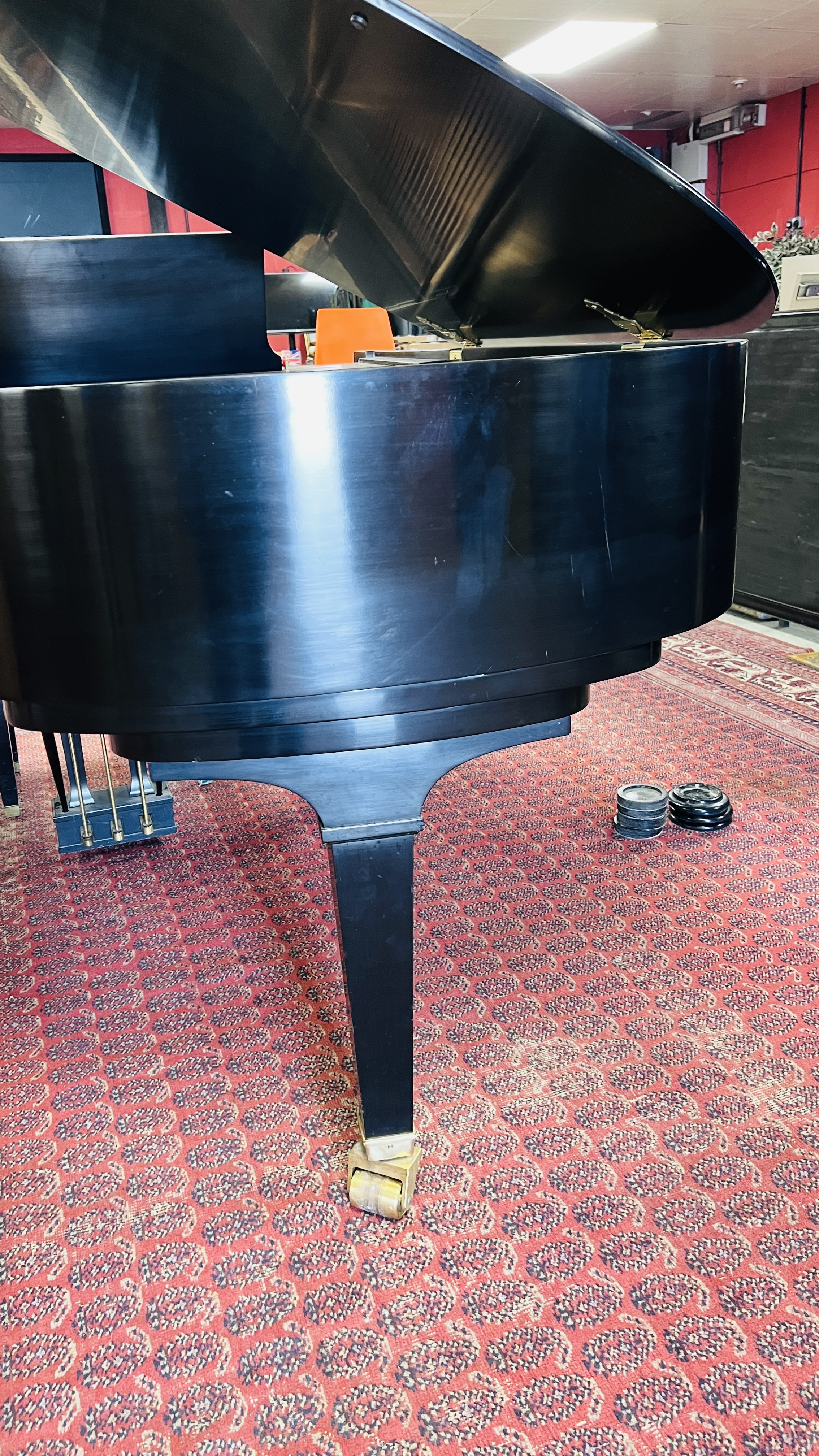 A BALDWIN BABY GRAND PIANO AND BUTTONED PIANO STOOL. - Image 10 of 23