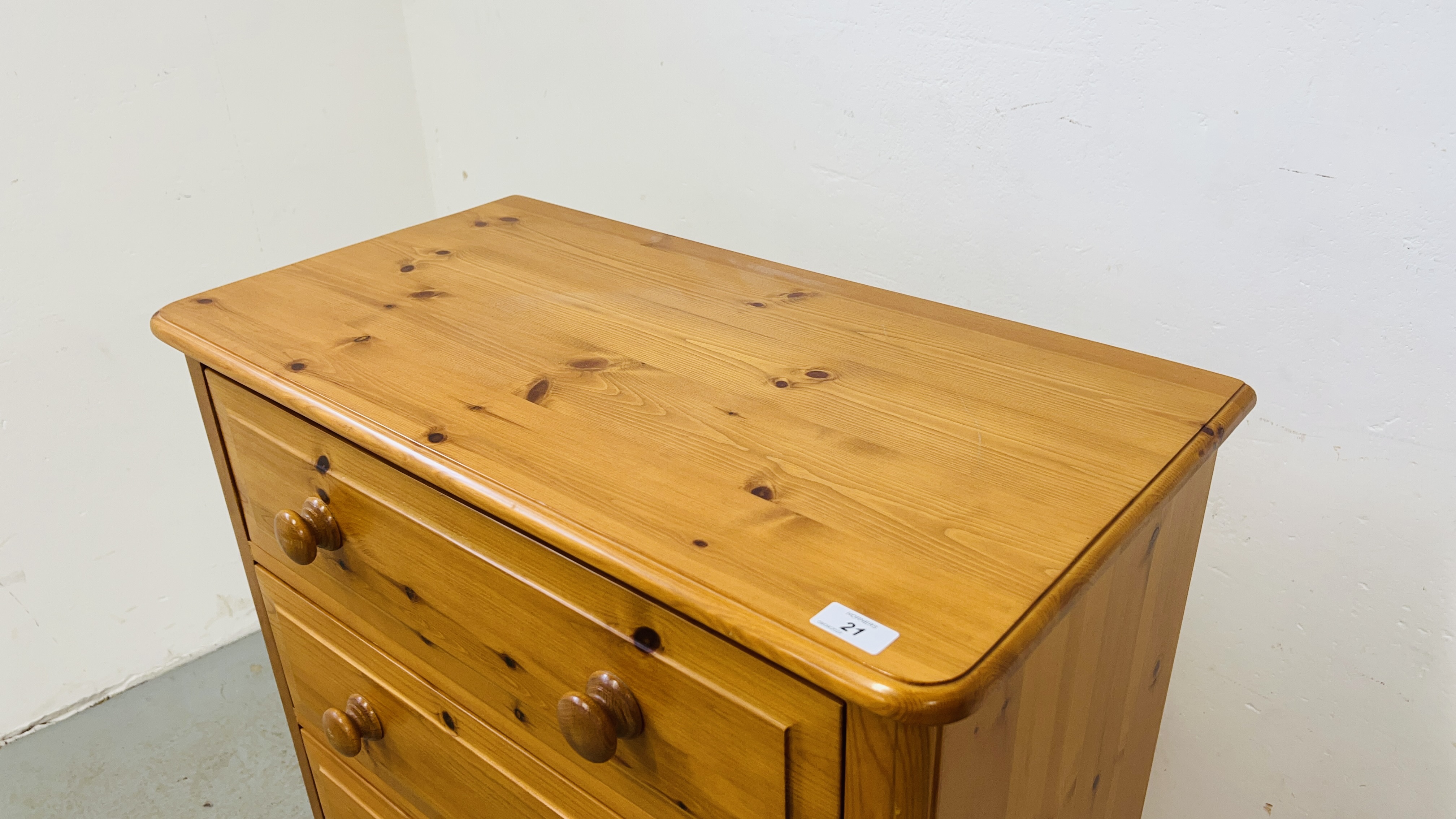 A GOOD QUALITY SOLID PINE FIVE DRAWER CHEST W 77CM, D 41CM, H 111CM. - Image 2 of 11