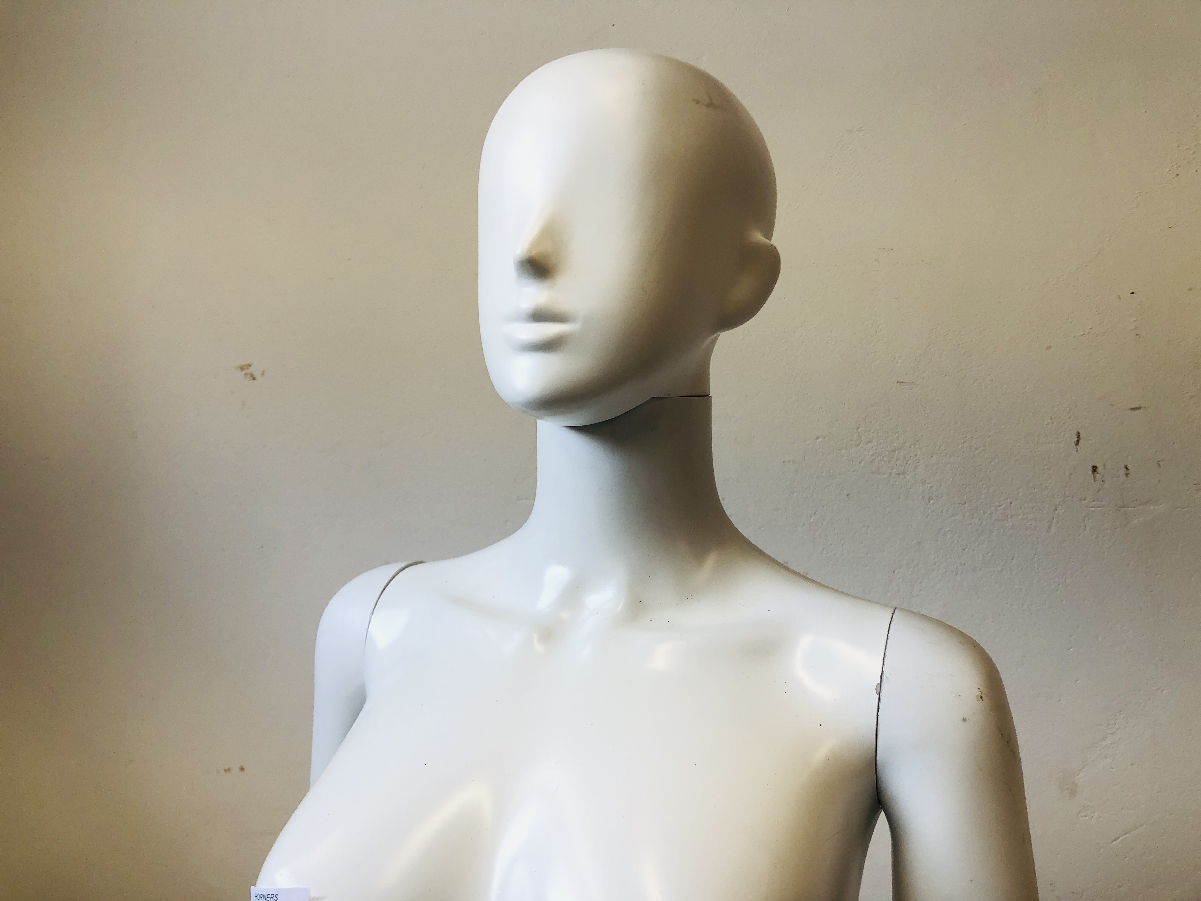 A FULL SIZE FEMALE MANNEQUIN ON SQUARE BASE. - Image 2 of 5