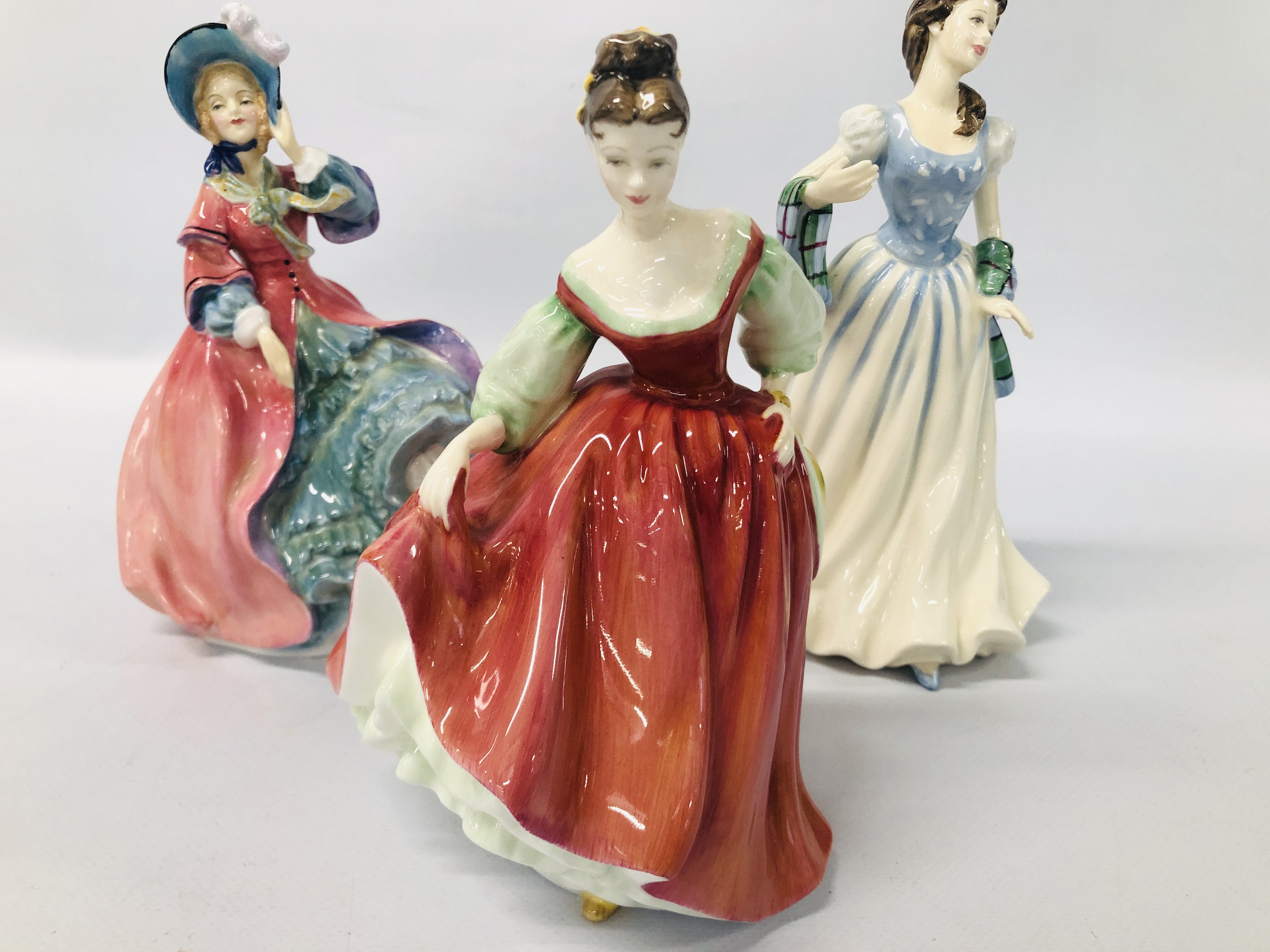 3 X ROYAL DOULTON FIGURINES TO INCLUDE FLOWER OF SCOTLAND HN4240 (LOSS TO THUMB), - Image 2 of 7