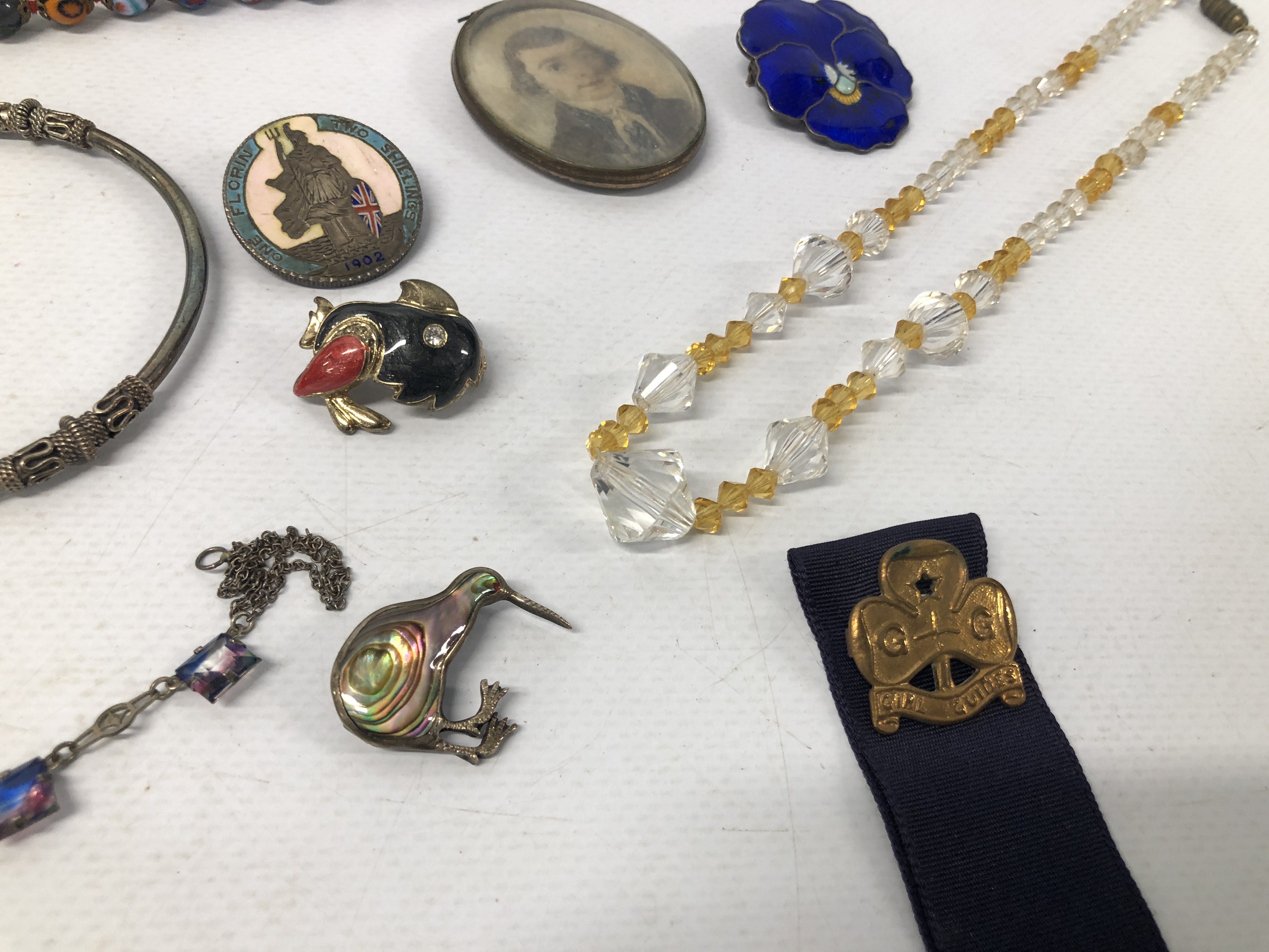 COLLECTION OF VINTAGE COSTUME AND SILVER JEWELLERY TO INCLUDE AN ORIGINAL OVAL PORTRAIT MINATURE, - Image 2 of 11