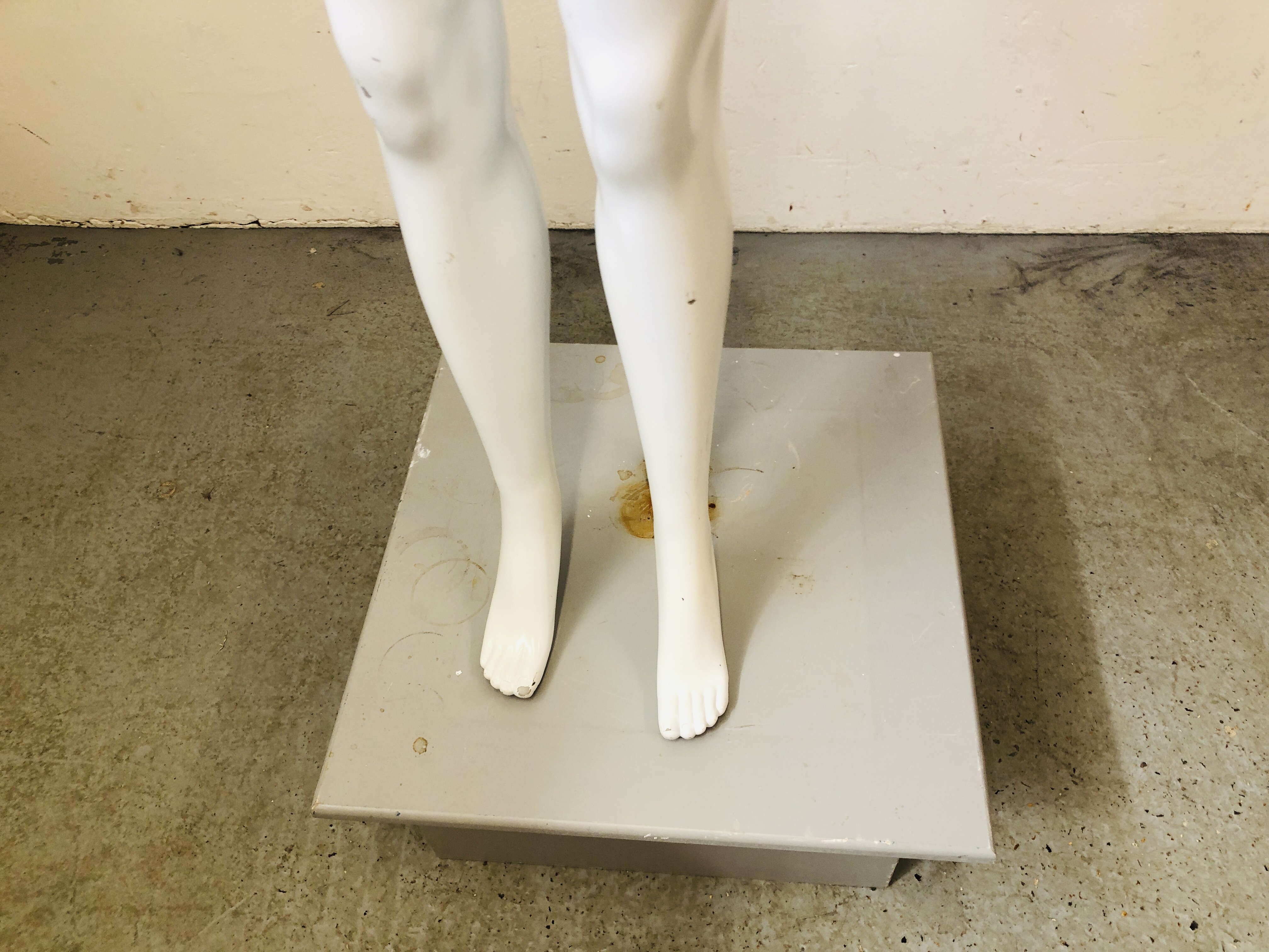 A FULL SIZE FEMALE MANNEQUIN ON SQUARE BASE. - Image 5 of 5