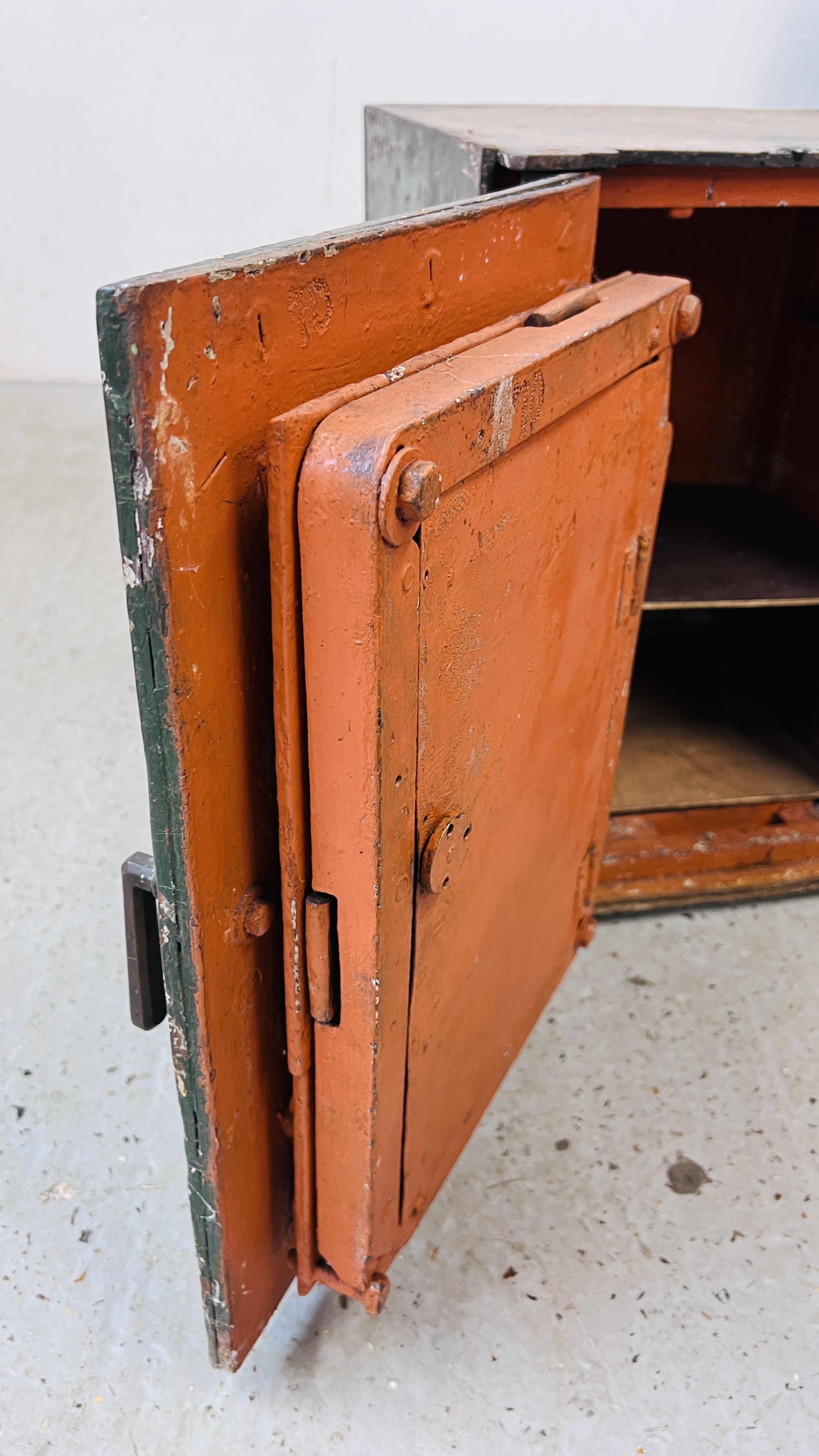 VINTAGE STEEL SAFE W 35.5CM, D 36CM, H 48CM. - Image 9 of 10