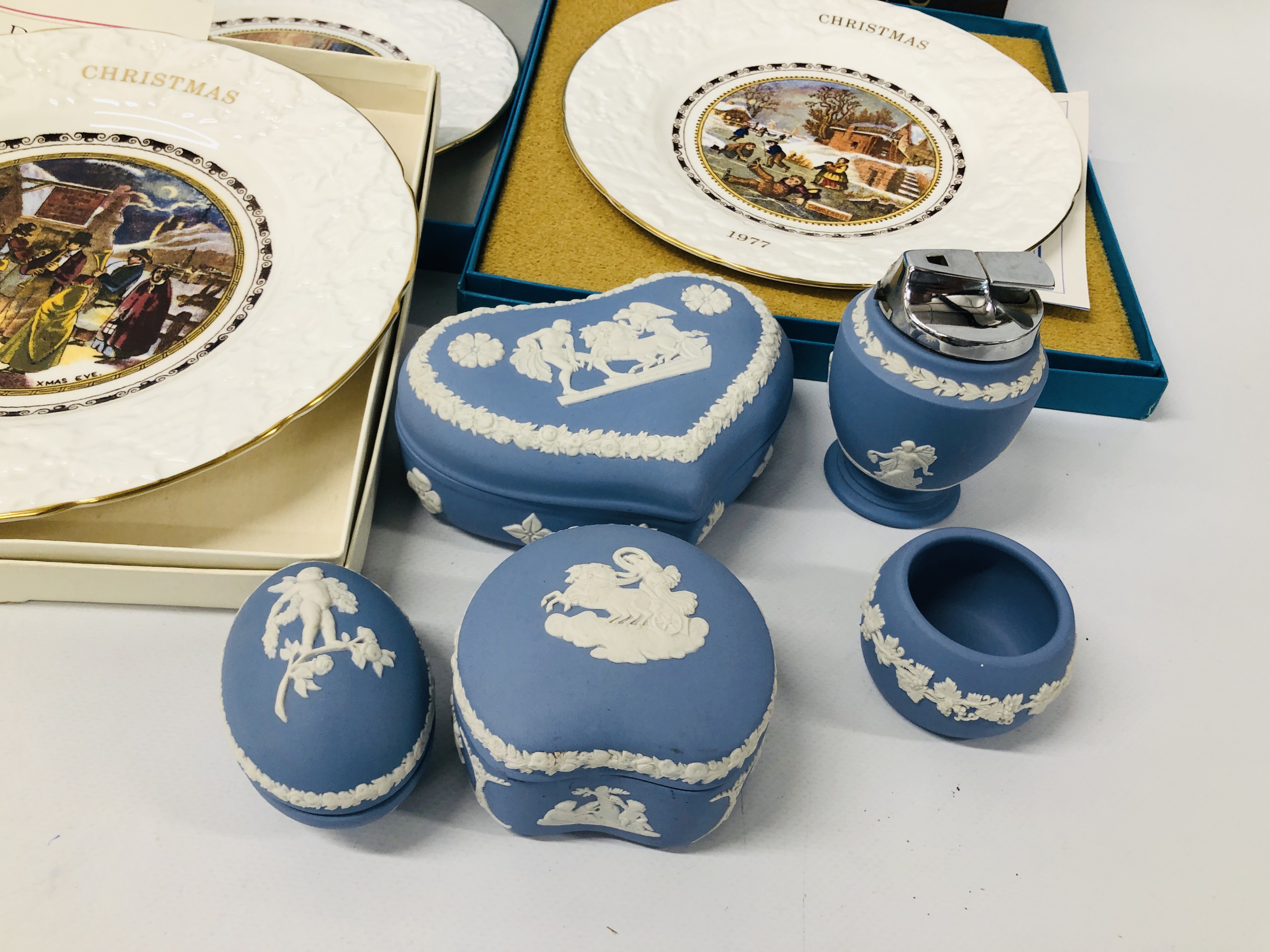 BOX CONTAINING COALPORT CHRISTMAS PLATES AND COLLECTION OF WEDGWOOD JASPER WARE. - Bild 2 aus 8