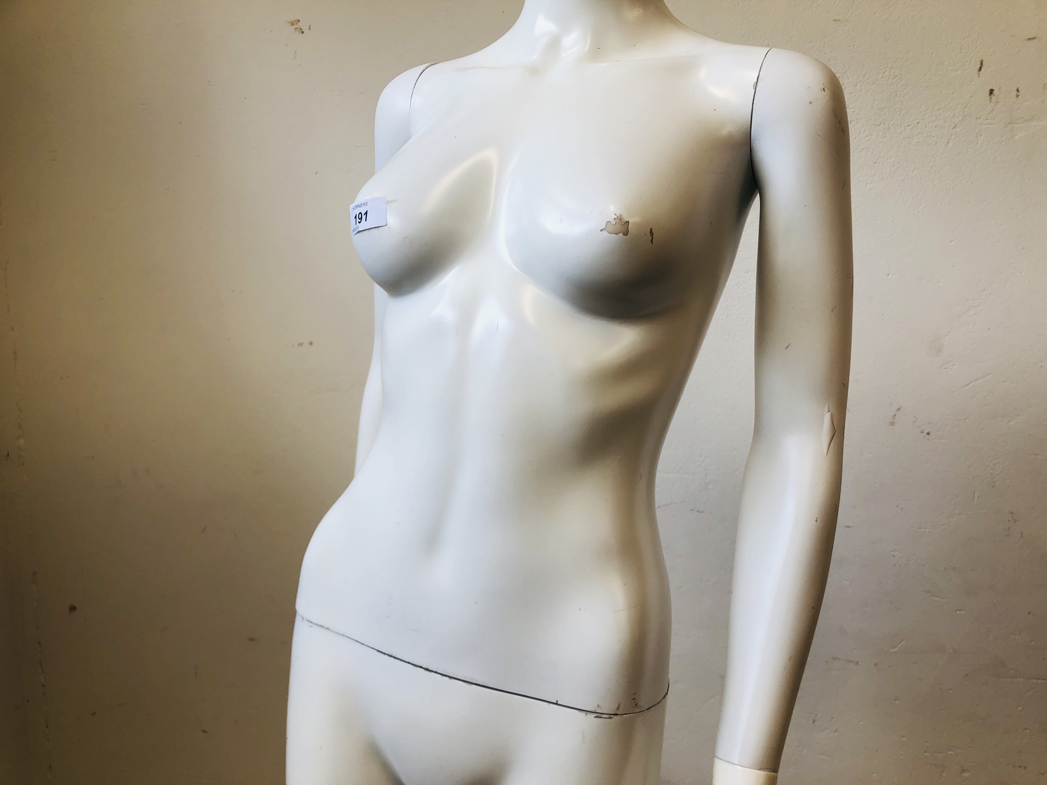 A FULL SIZE FEMALE MANNEQUIN ON SQUARE BASE. - Image 3 of 5