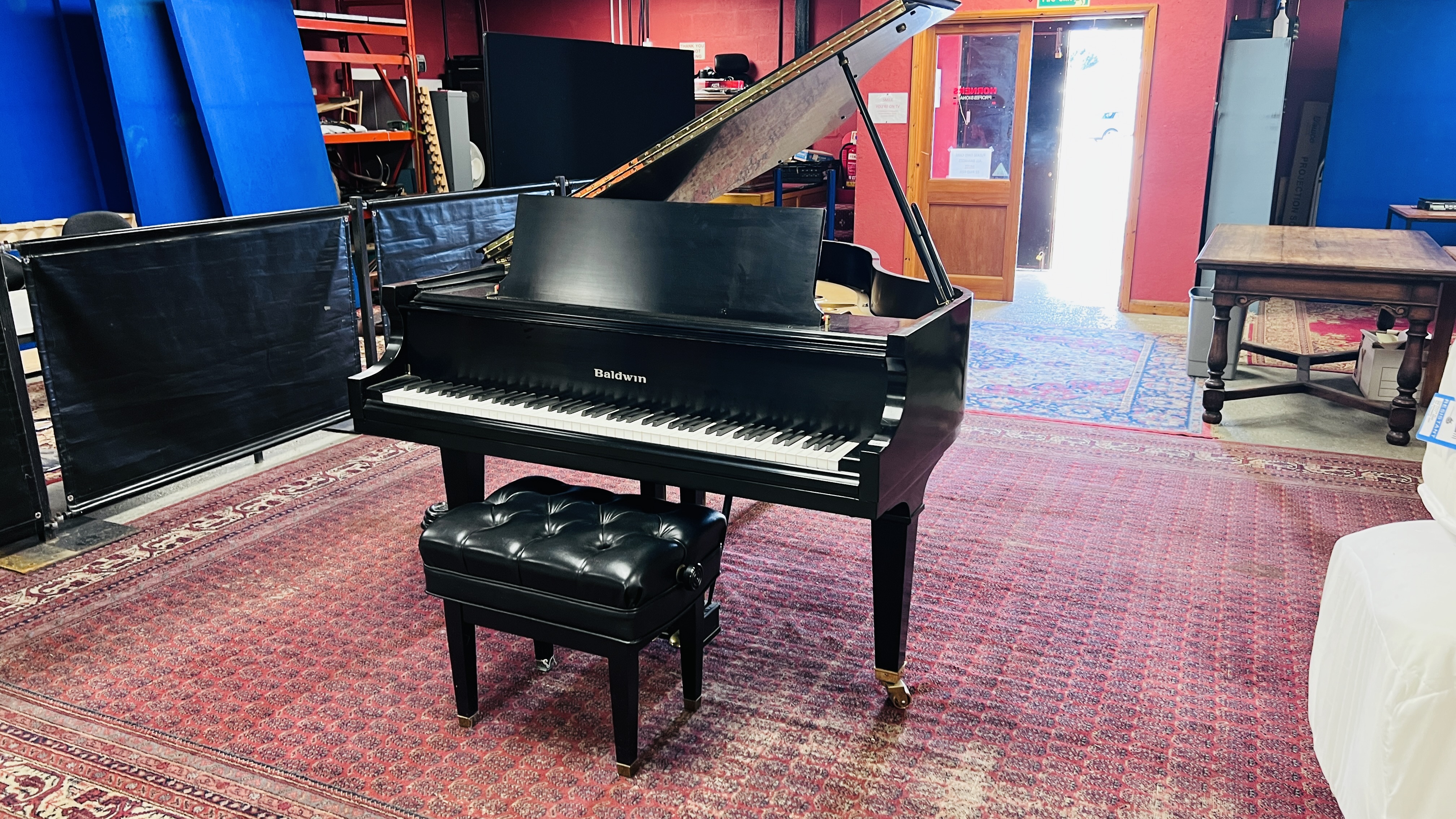 A BALDWIN BABY GRAND PIANO AND BUTTONED PIANO STOOL. - Image 3 of 23