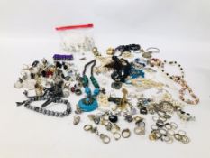 SMALL BOX OF MODERN MIXED COSTUME JEWELLERY.