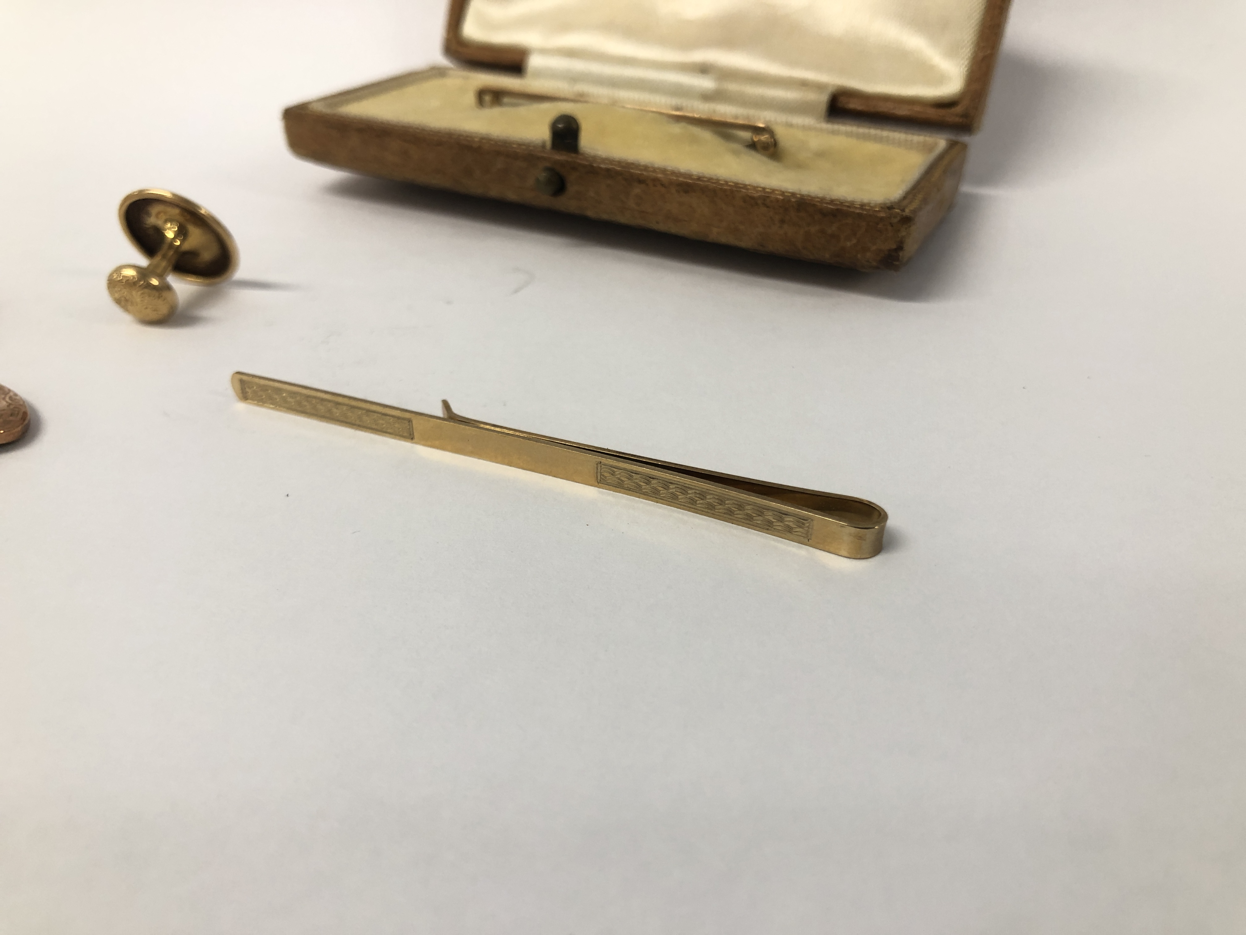 A PAIR OF 9CT. GOLD CUFFLINKS ALONG WITH TWO 9CT. - Image 2 of 9