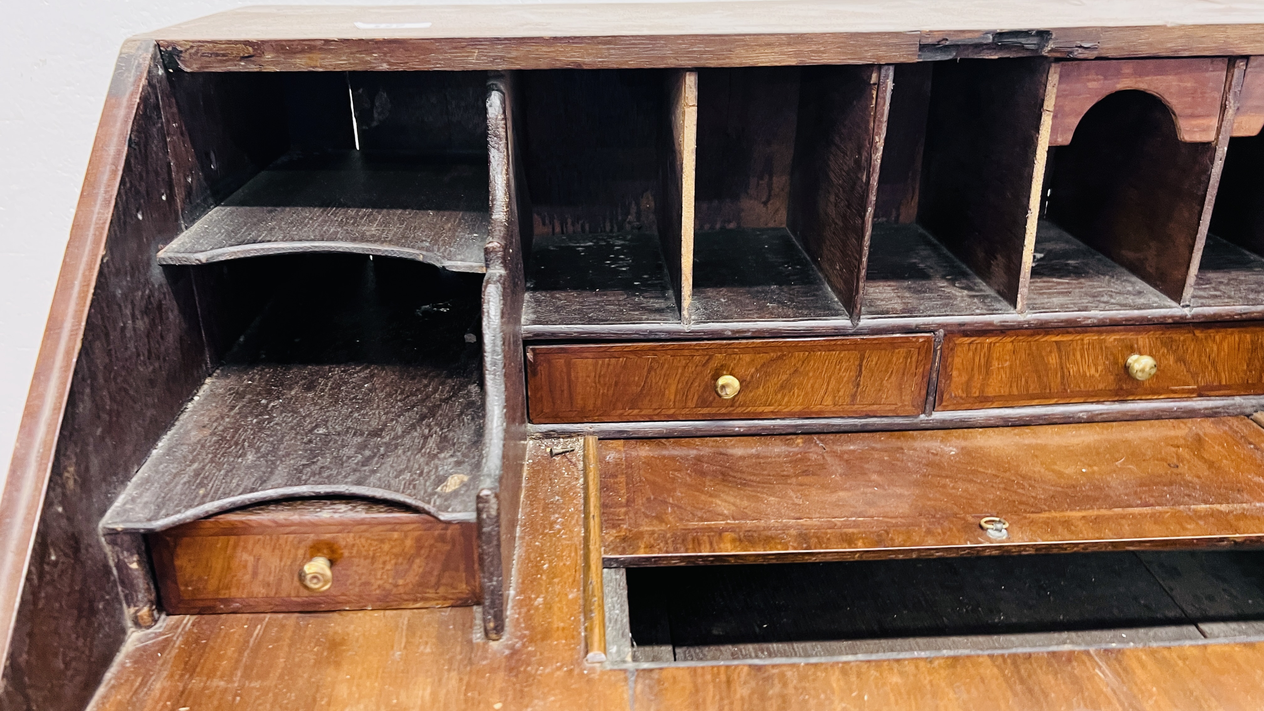 A GEORGE II WALNUT BUREAU, FALLING FRONT ENCLOSING FITTED INTERIOR WITH WELL, - Bild 7 aus 9