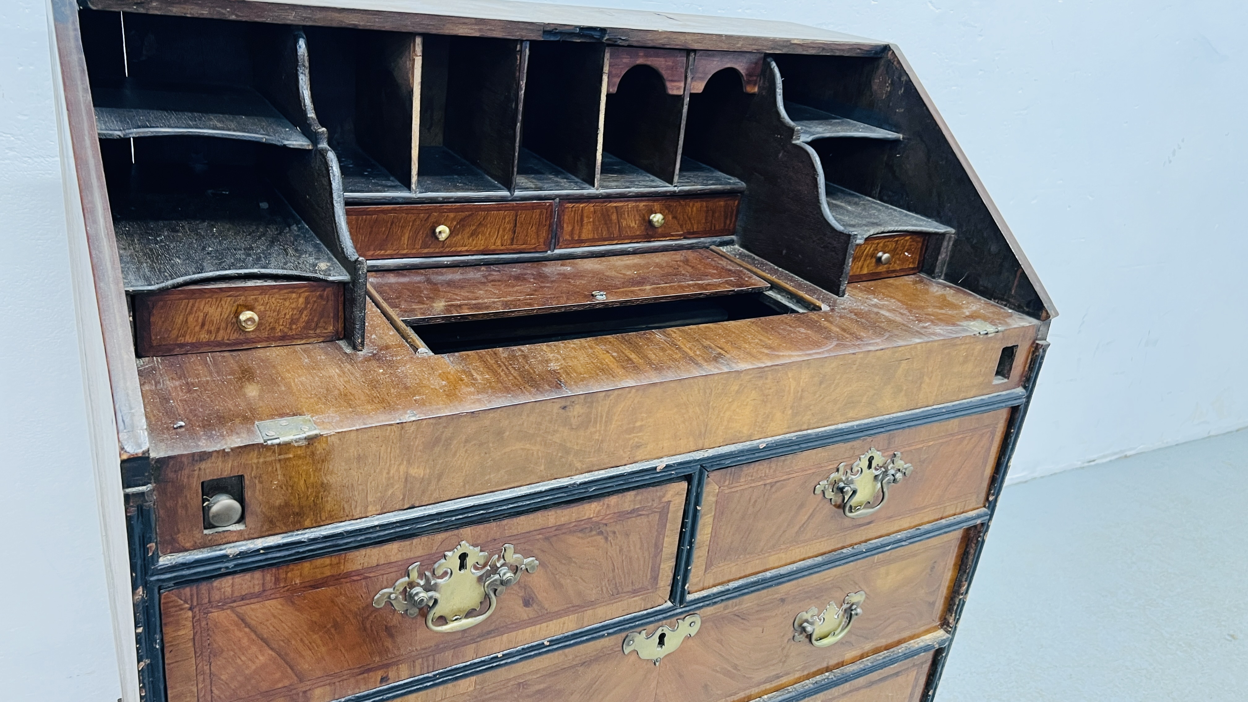 A GEORGE II WALNUT BUREAU, FALLING FRONT ENCLOSING FITTED INTERIOR WITH WELL, - Bild 9 aus 9
