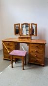 A GOOD QUALITY SOLID PINE TWIN PEDESTAL DRESSING TABLE WITH EIGHT DRAWERS W 148CM, D 47CM, H 74CM.
