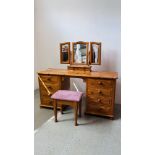 A GOOD QUALITY SOLID PINE TWIN PEDESTAL DRESSING TABLE WITH EIGHT DRAWERS W 148CM, D 47CM, H 74CM.