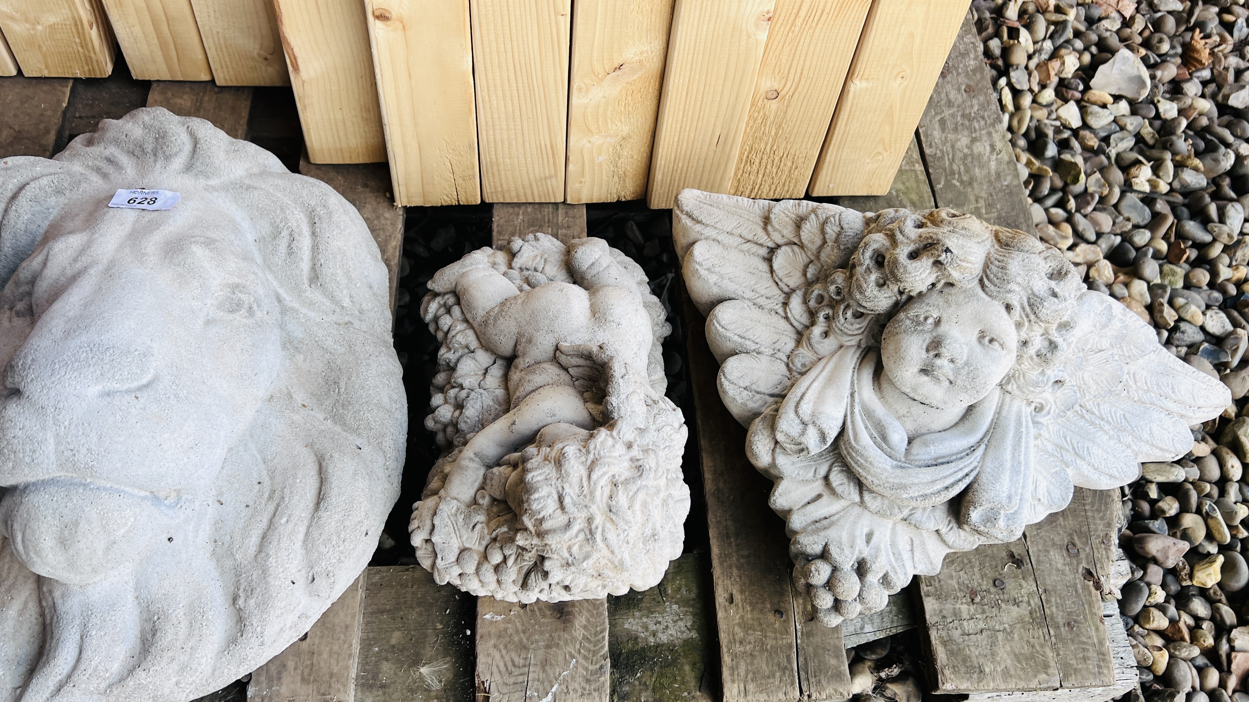 A COLLECTION OF STONEWORK GARDEN FEATURES TO INCLUDE LION HEAD MASK, DECO WALL POCKET, - Bild 3 aus 3