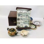 MIRRORED BACK GLASS DISPLAY CASE CONTAINING QUANTITY OF CHINA THIMBLES AND QUANTITY OF COLLECTORS