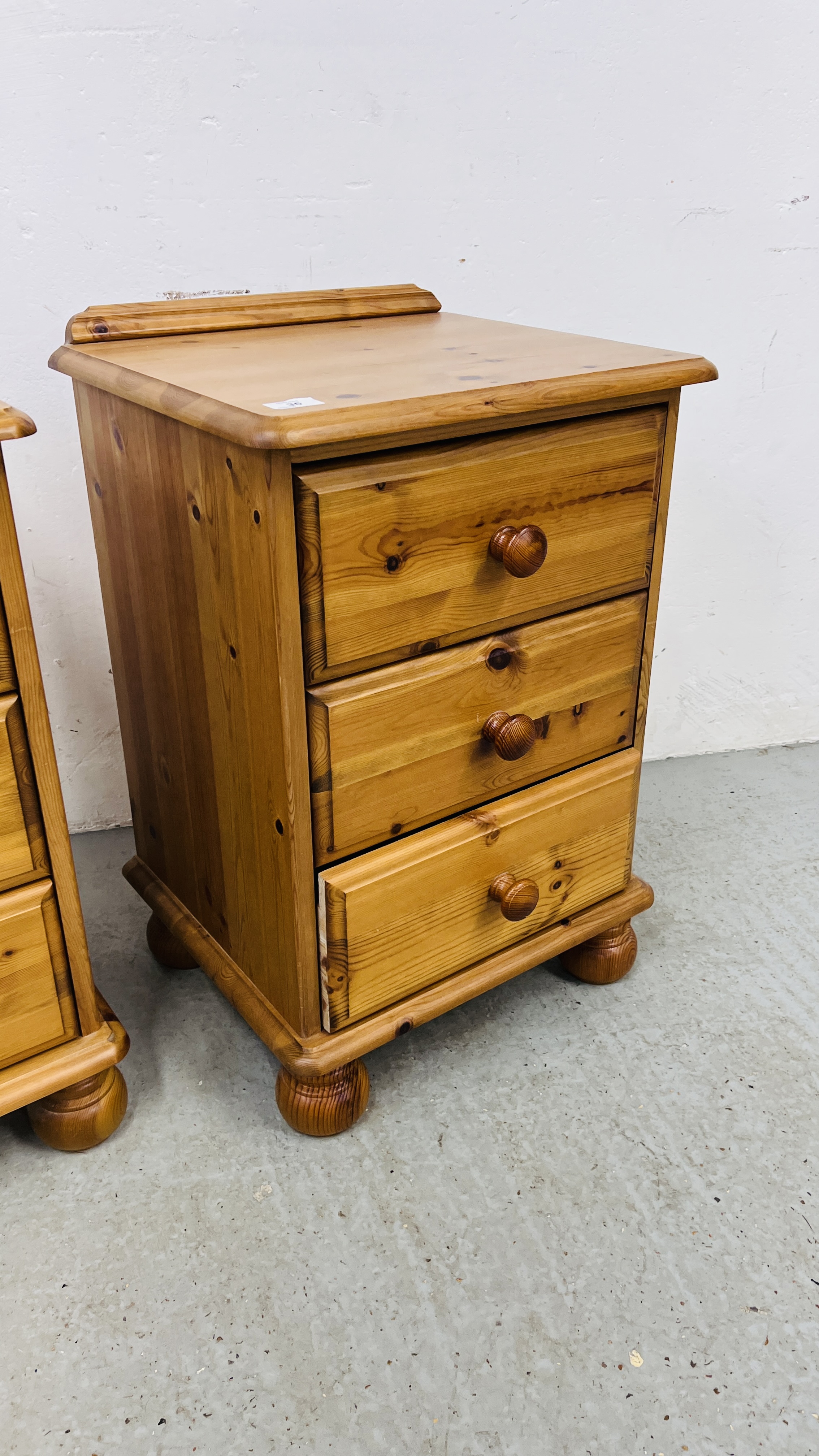 A PAIR OF GOOD QUALITY HONEY PINE THREE DRAWER BEDSIDE CABINETS WIDTH 46CM. DEPTH 40CM. HEIGHT 70CM. - Image 3 of 6