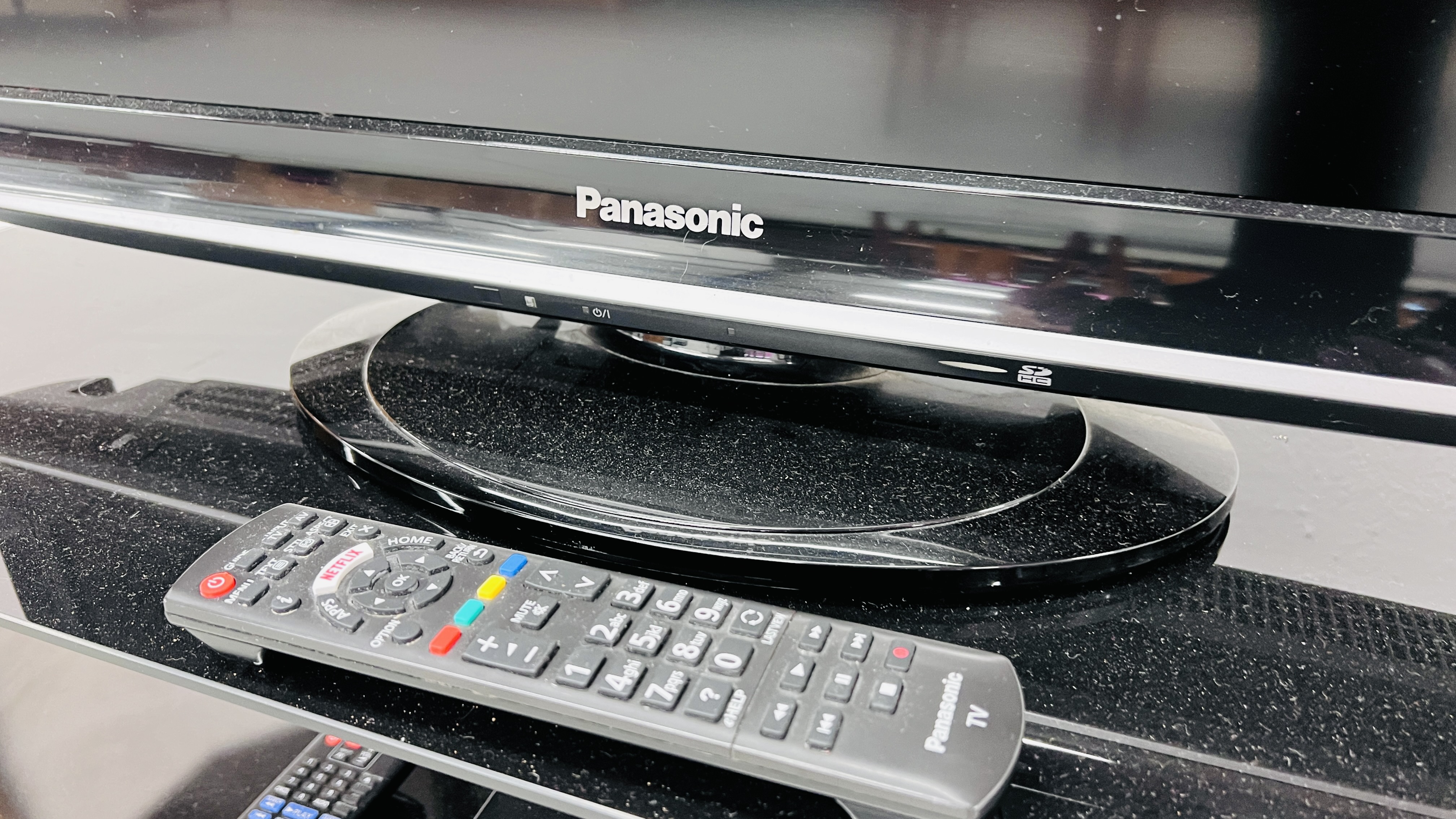 A PANASONIC VIERA 32 INCH TELEVISION PLUS PANASONIC BLU-RAY DVD PLAYER AND STAND (WITH REMOTES) - - Image 3 of 6