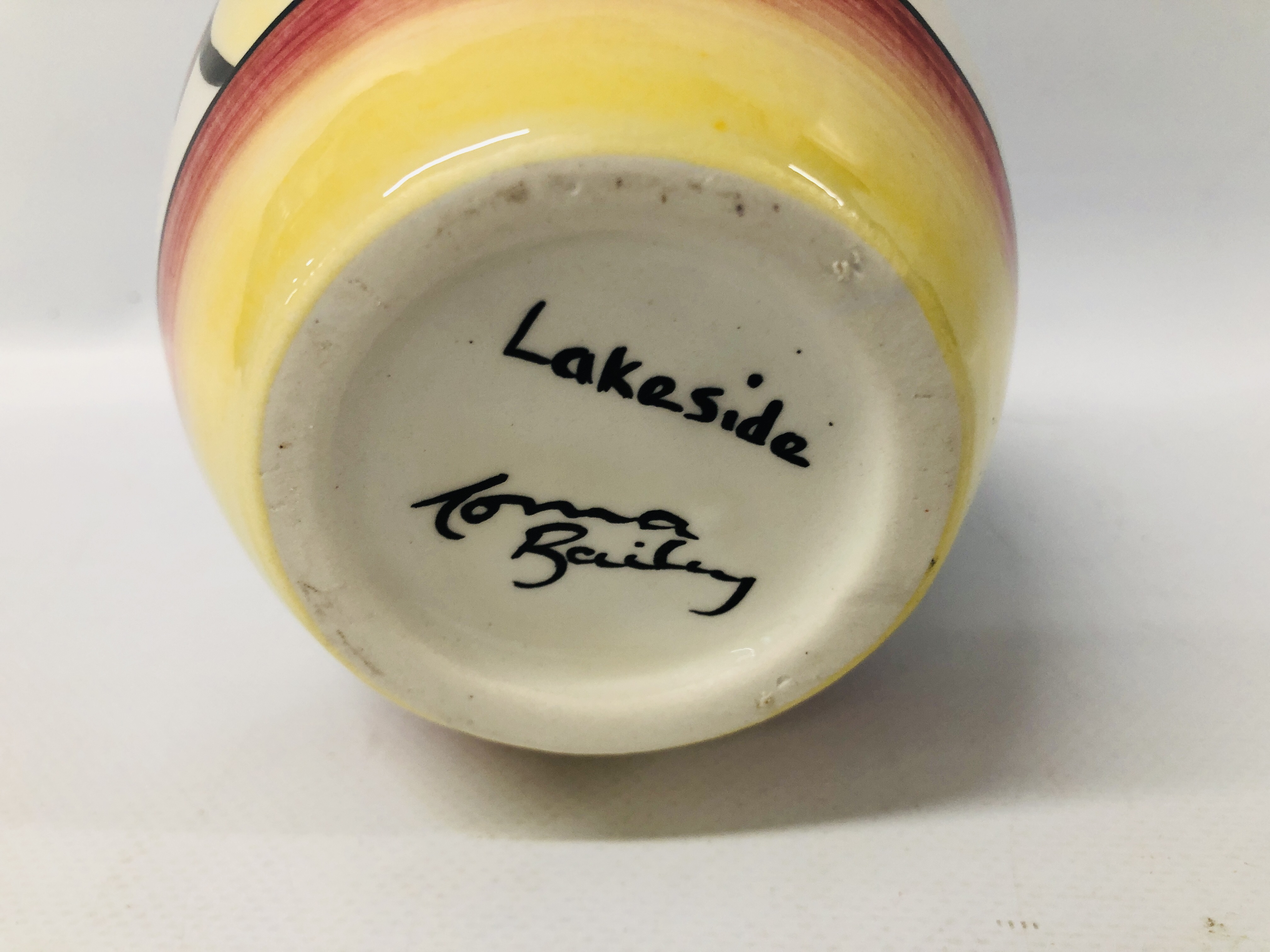 LORNA BAILEY "LAKESIDE" VASE BEARING SIGNATURE, H 14CM. - Image 6 of 6