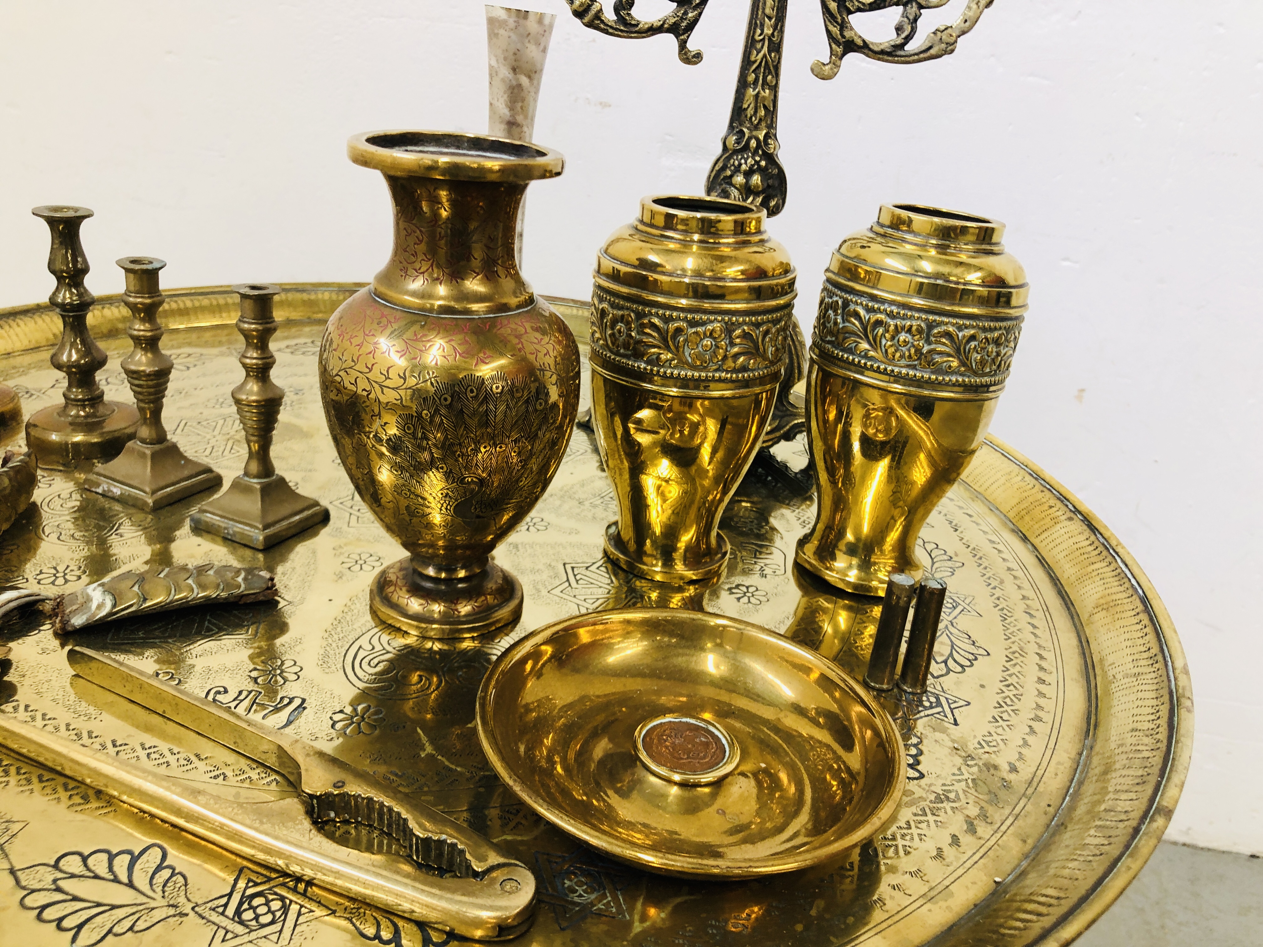 BOX OF ASSORTED BRASS WARE TO INCLUDE FIRESIDE TOOLS, PAIR OF VASES, - Image 4 of 14