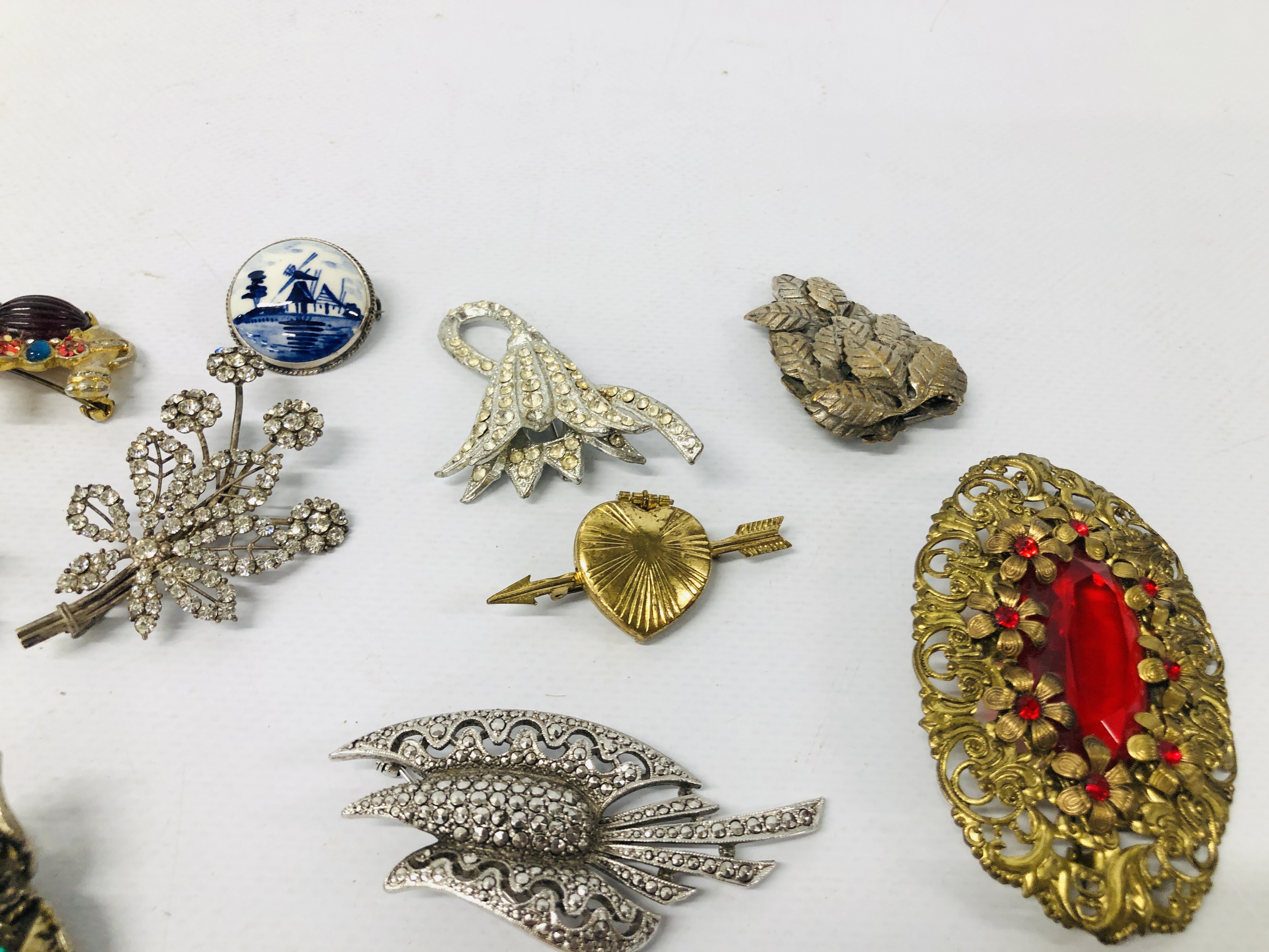 A COLLECTION OF 23 VINTAGE BROOCHES TO INCLUDE STONE SET, MARCASITE, ART DECO, DRESS CLIP, ELEPHANT, - Image 3 of 6