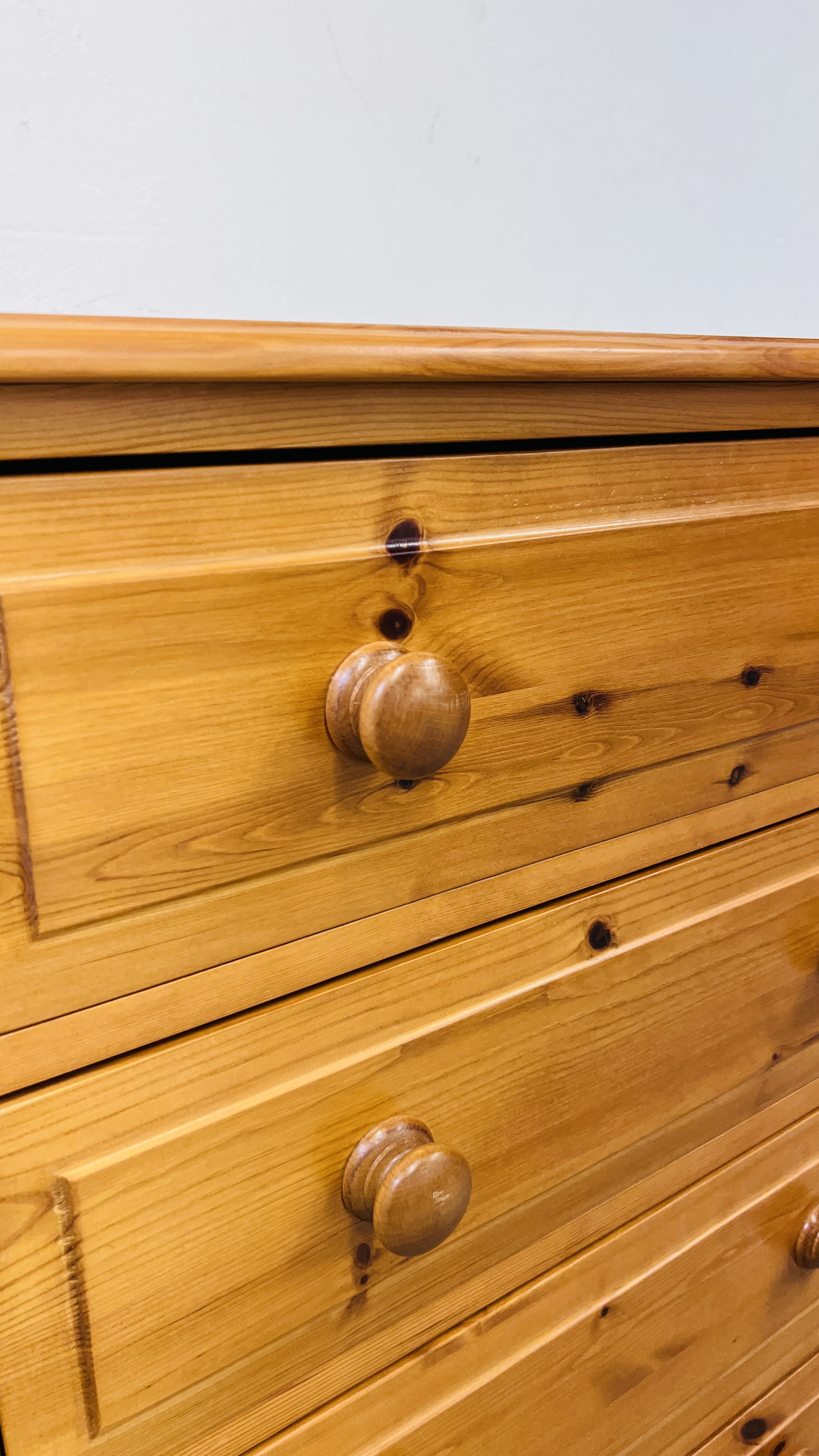 A GOOD QUALITY SOLID PINE FIVE DRAWER CHEST W 77CM, D 41CM, H 111CM. - Image 7 of 11
