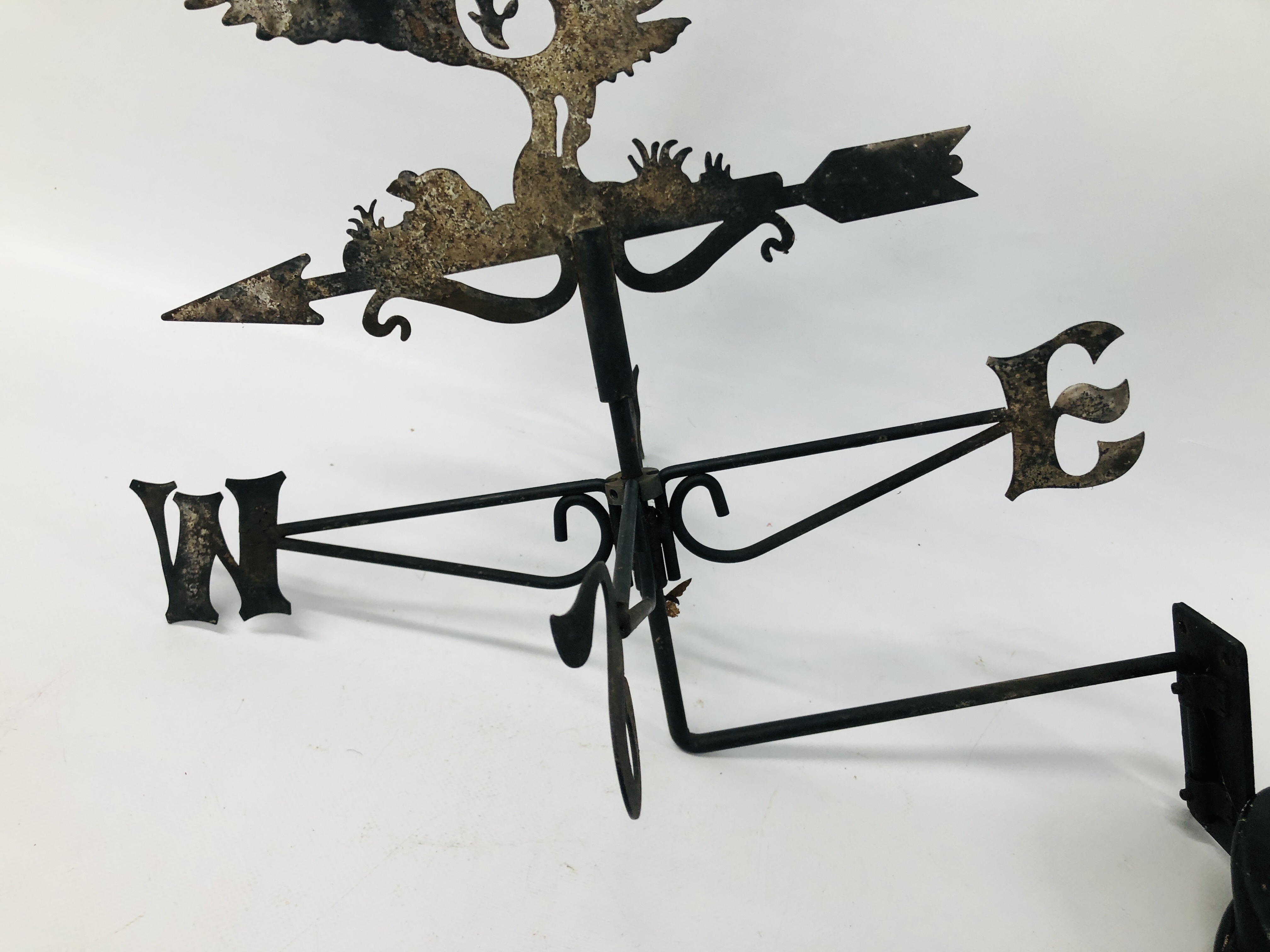 METAL CRAFT WEATHER VANE ALONG WITH A VINTAGE MINATURE LEATHER SADDLE. - Bild 6 aus 7