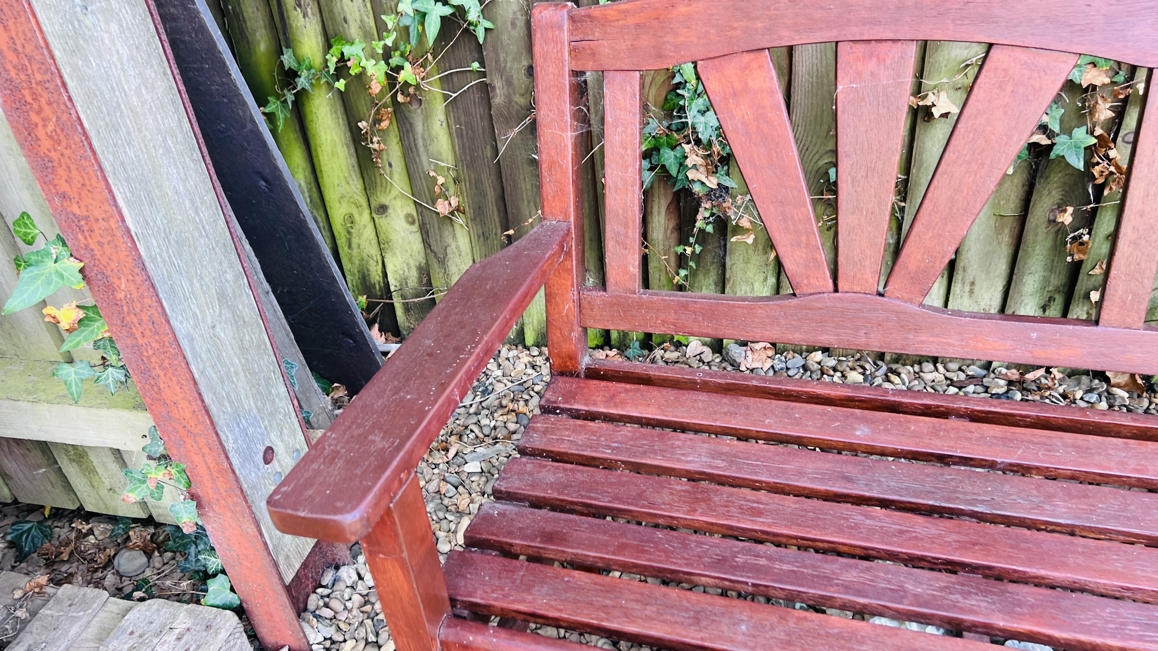 WOODEN GARDEN BENCH ALONG WITH TWO RECTANGLE TERRACOTTA PLANTERS. - Bild 3 aus 4