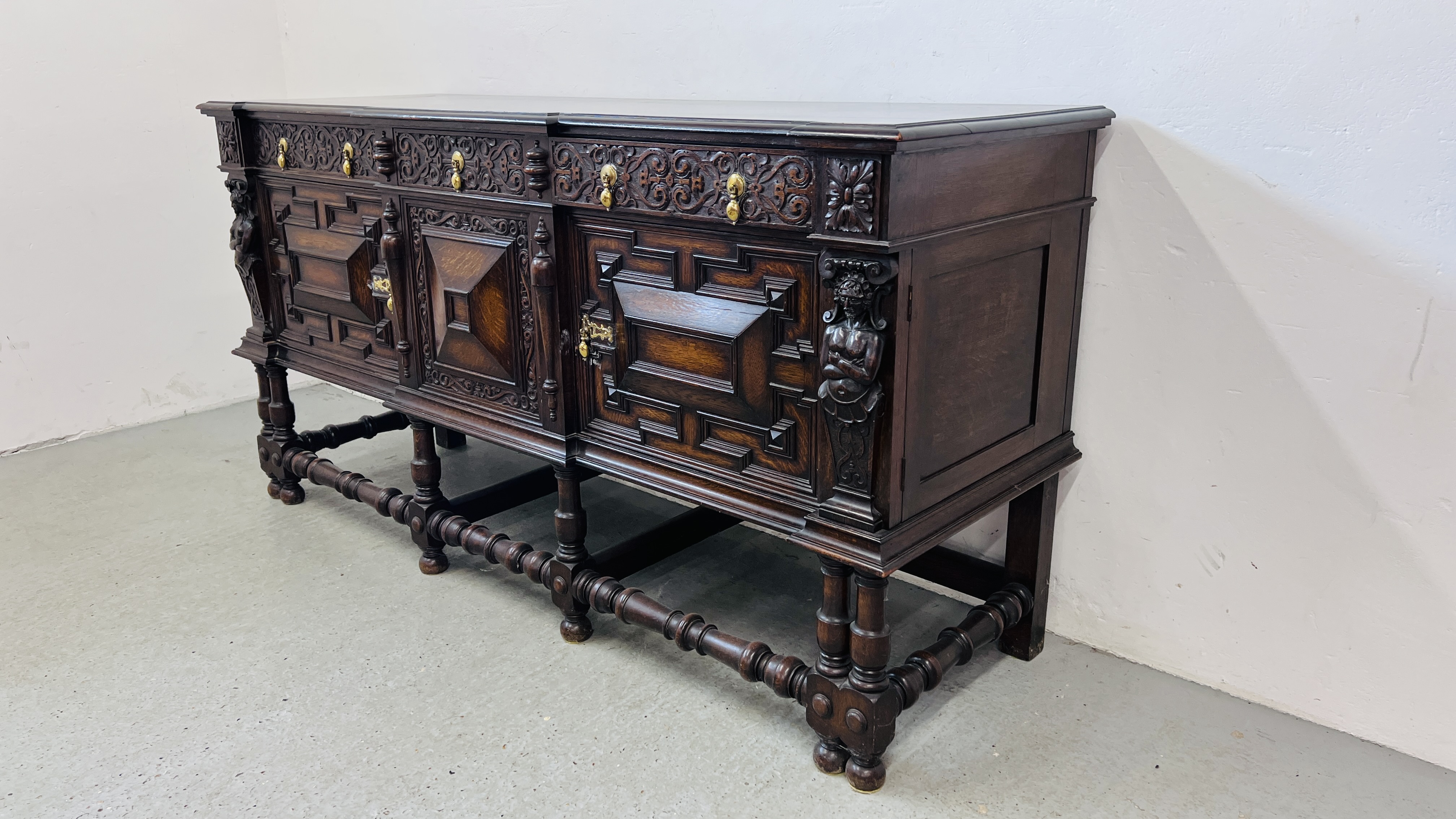 A C20TH CARVED OAK SIDEBOARD IN C17TH STYLE BY HAMPTONS OF LONDON W 198CM, D 66CM, H 101CM. - Bild 2 aus 18