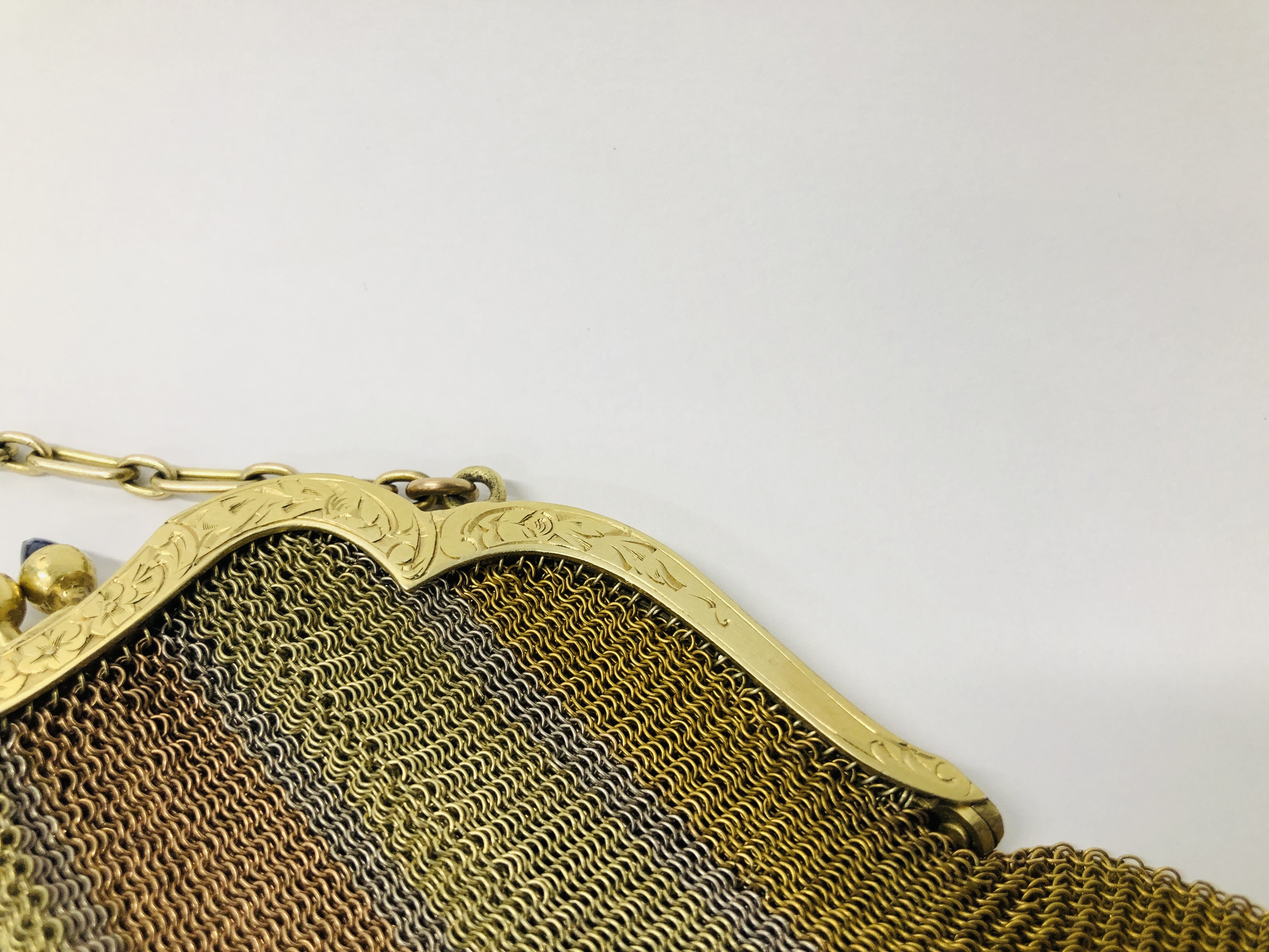 VINTAGE CHAIN MAIL PURSES YELLOW METAL TRI-COLOURED DESIGN (INDISTINCT MARKS). - Image 4 of 10