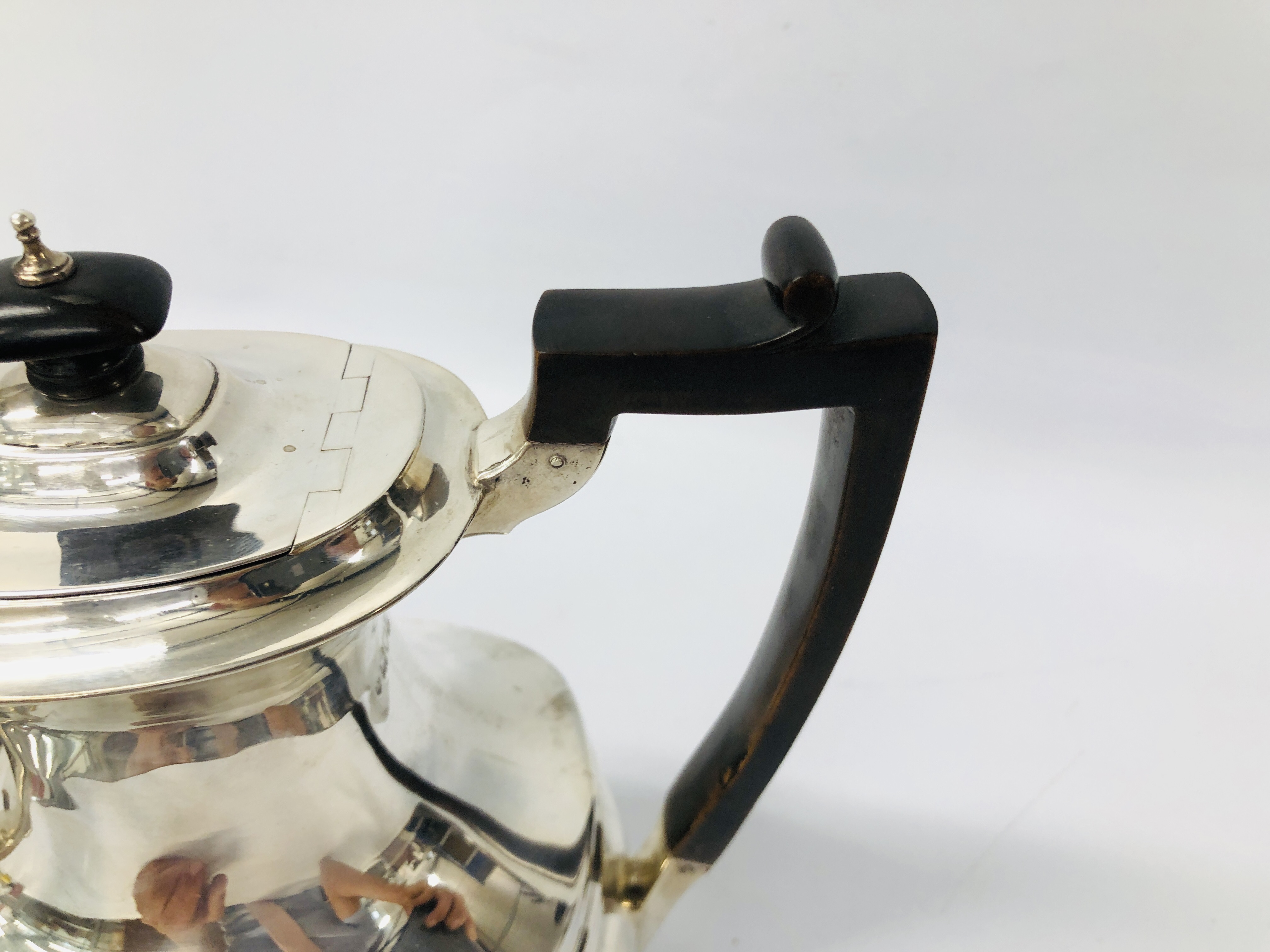 AN EDWARDIAN SILVER COFFEE POT, BARNARD, LON. - Image 4 of 15