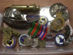 TRAY OF BADGES INCLUDING MILITARY, RAILWAY, ALSO ARP WHISTLE, MINIATURE MEDALS, 1010 £5 COIN, ETC.