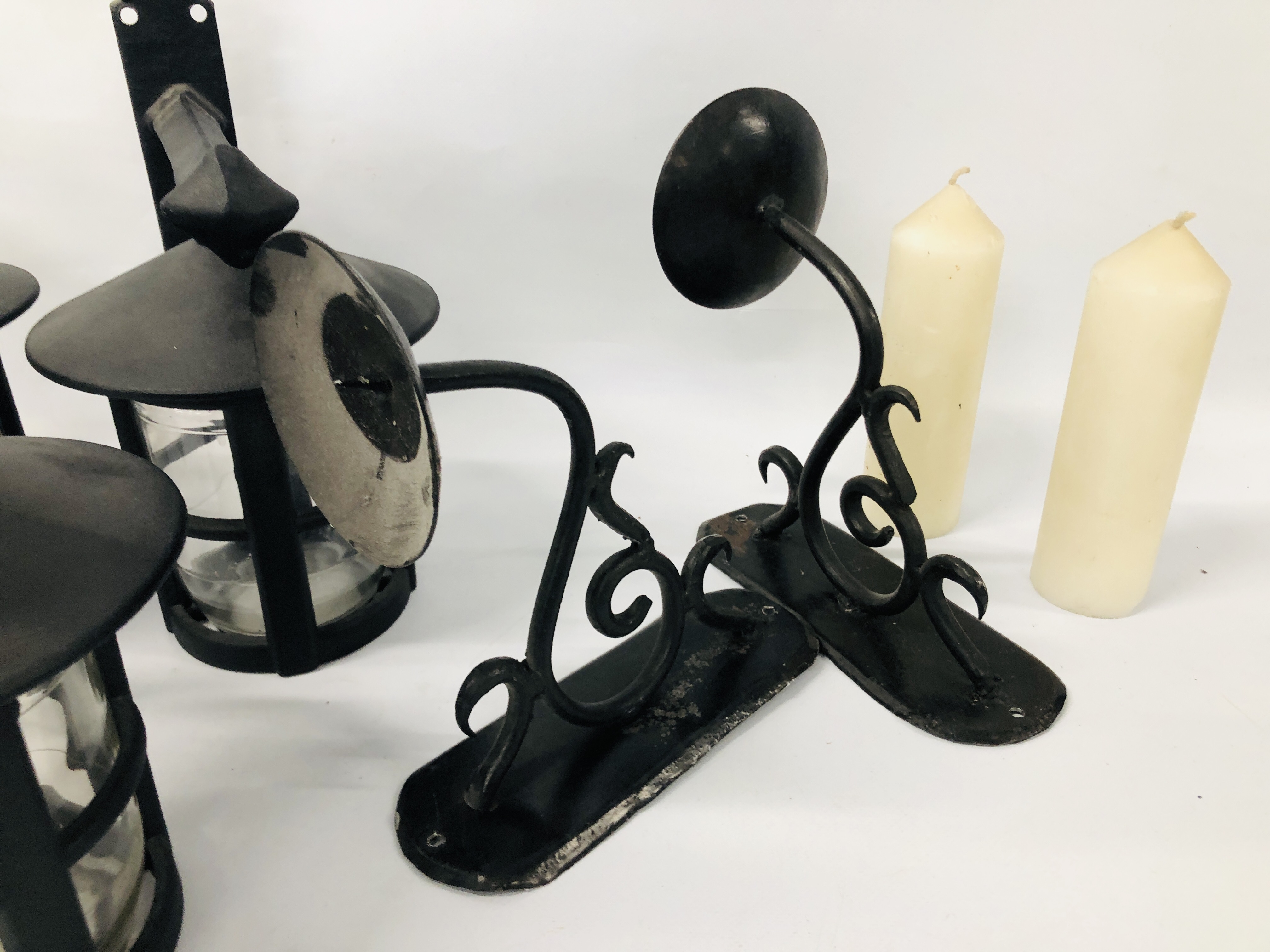 A SET OF FOUR CAST WALL LAMPS ALONG WITH TWO WALL MOUNTED CANDLESTICK HOLDERS AND CAST IRON KETTLE - Image 4 of 5