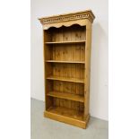 A MODERN SOLID WAXED PINE FULL HEIGHT BOOKSHELF W 91CM, D 34CM, H 184CM.