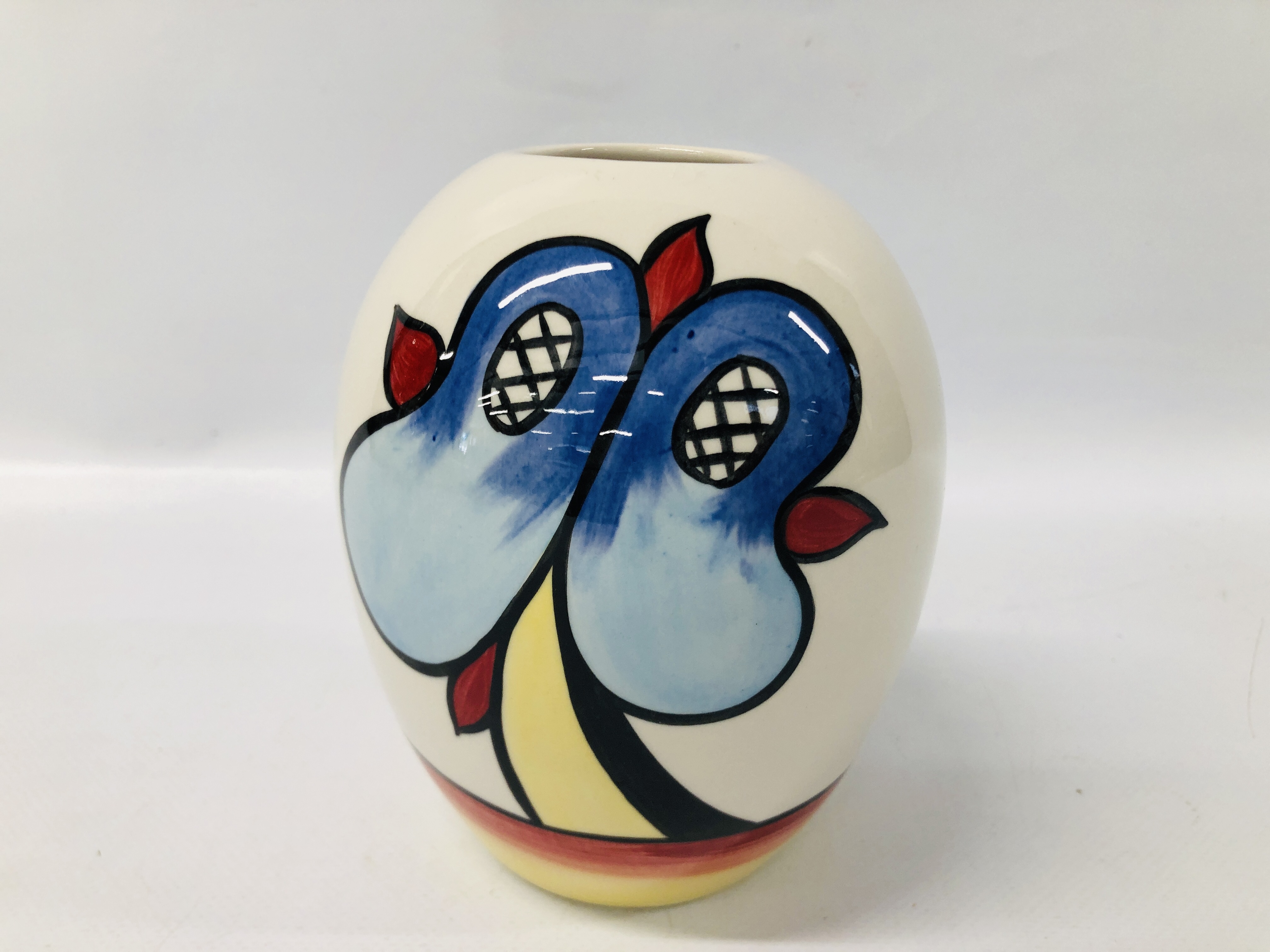 LORNA BAILEY "LAKESIDE" VASE BEARING SIGNATURE, H 14CM. - Image 5 of 6