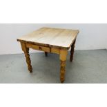 A MODERN HEAVY SOLID PINE KITCHEN TABLE ON TURNED LEGS WITH DRAWER W 90CM, D 91CM.
