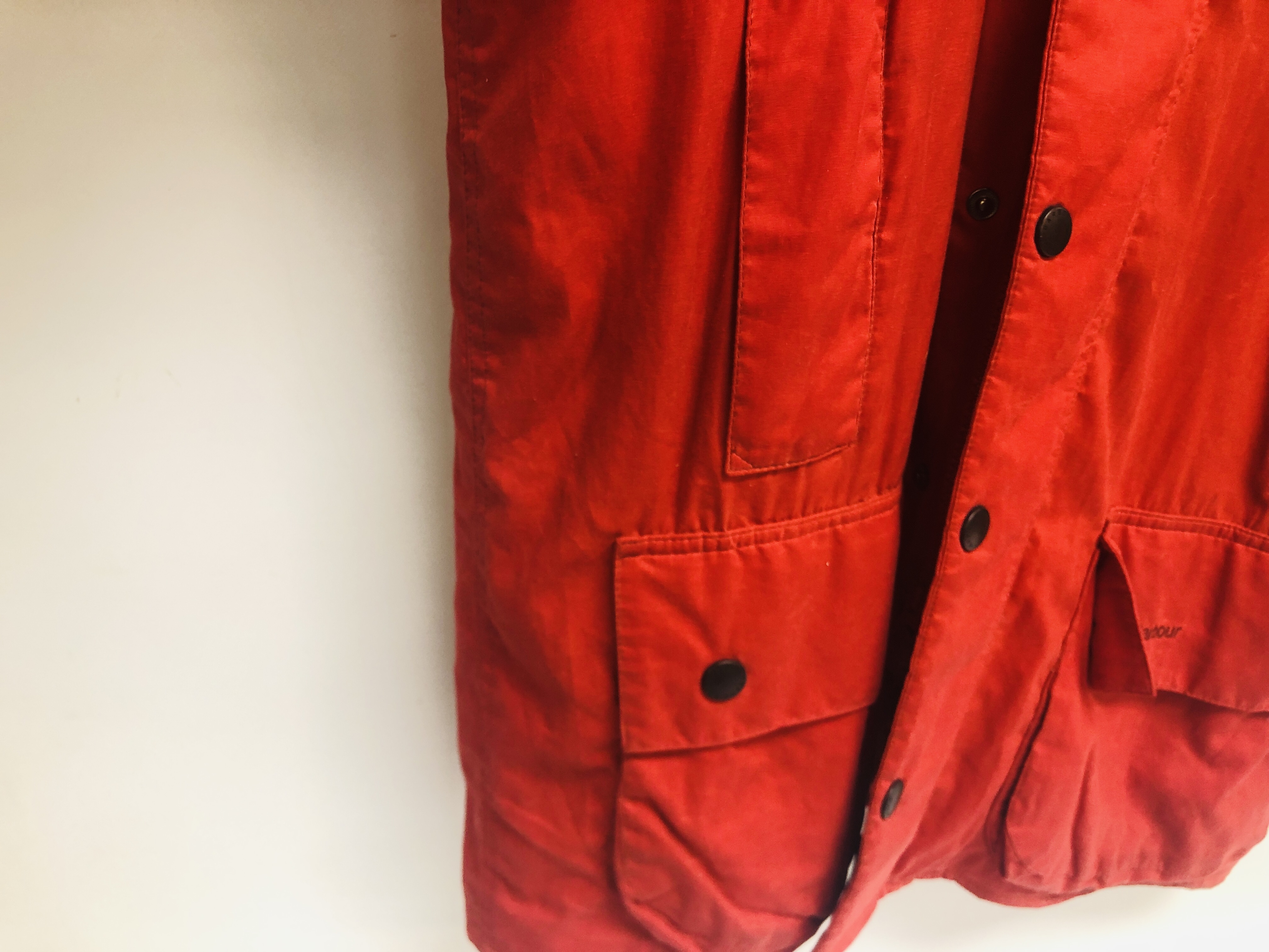 A BEAUFORT LIGHT WEIGHT BARBOUR COAT RED, - Image 6 of 9