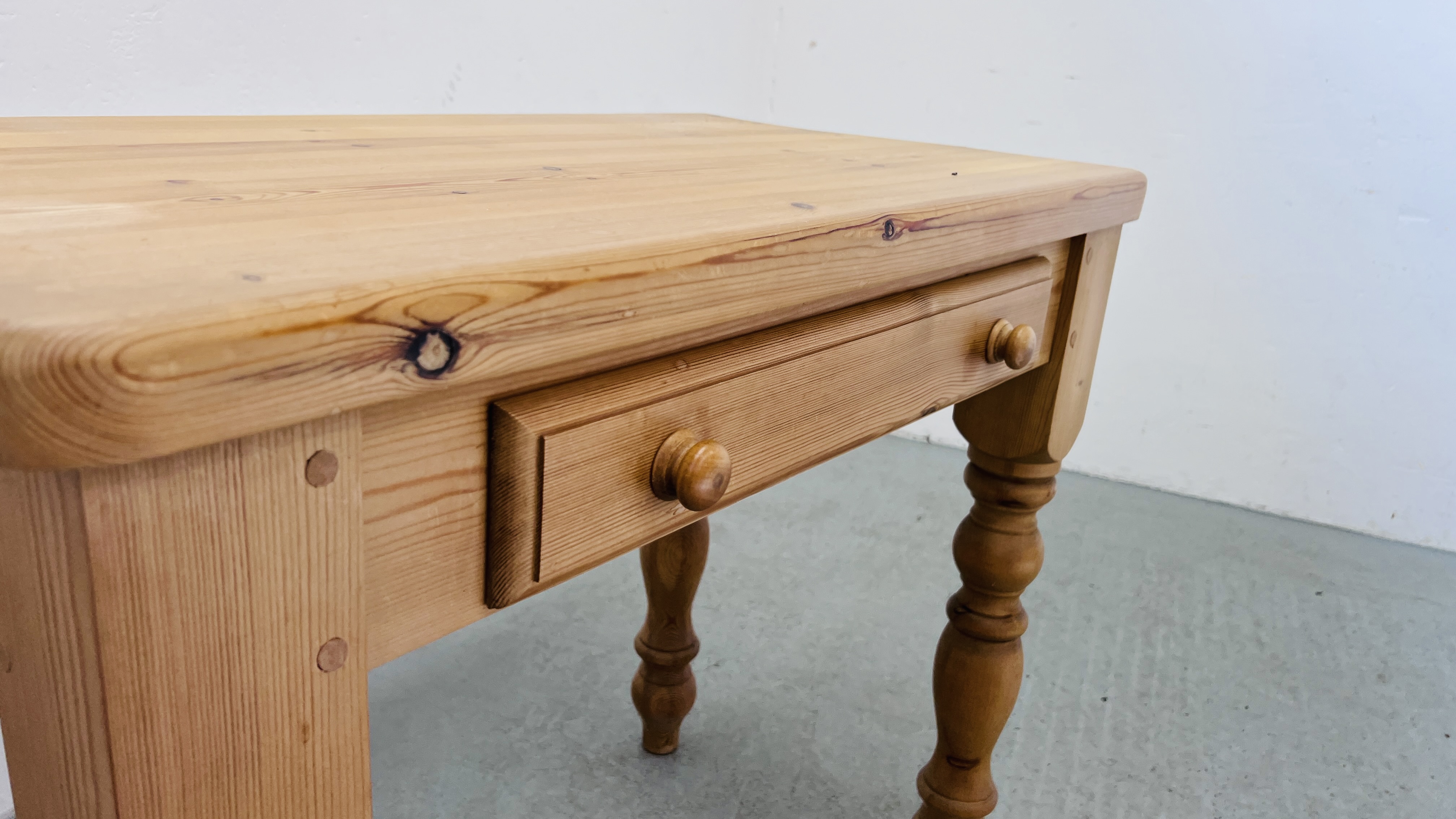 A HEAVY SOLID PINE SIDE TABLE WITH DRAWER W 91CM, D 50CM. - Bild 5 aus 8