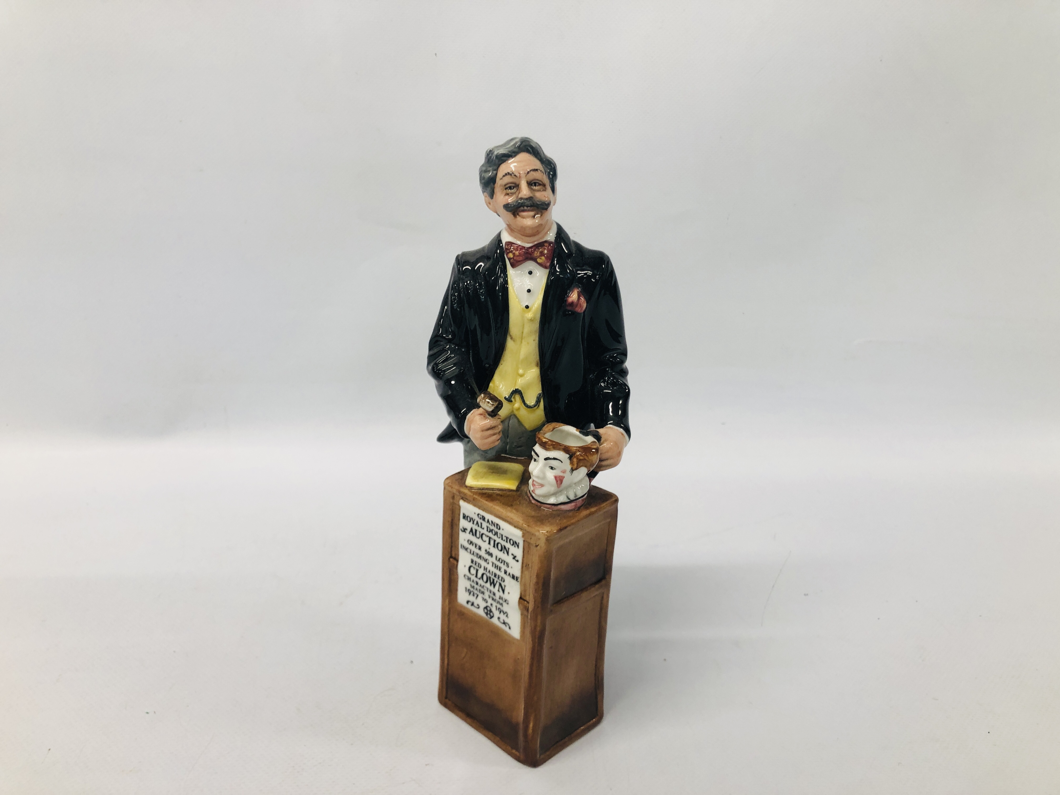 ROYAL DOULTON FIGURE "THE AUCTIONEER" HN2988.