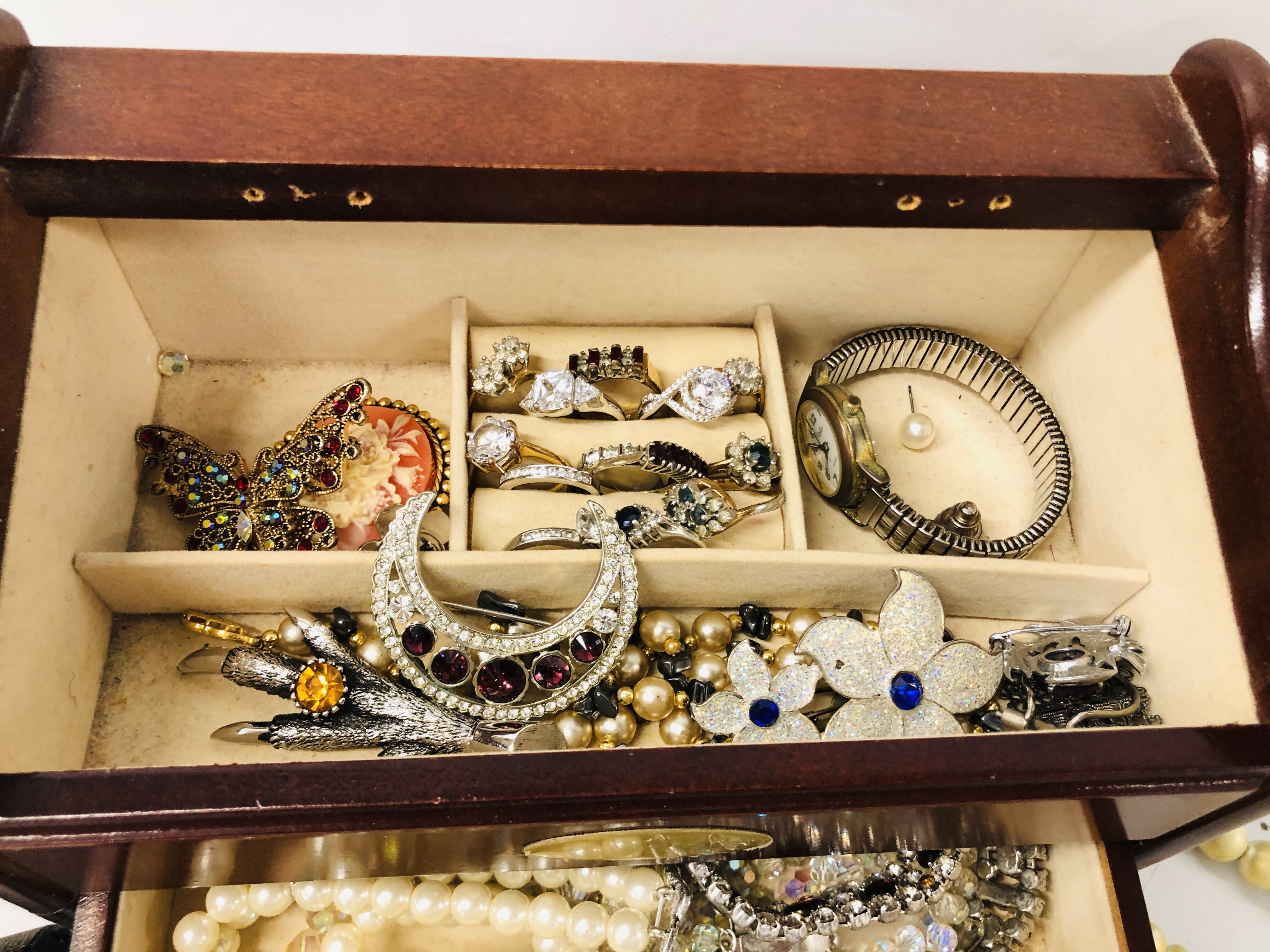 A COLLECTION OF COSTUME JEWELLERY TO INCLUDE SIX VARIOUS SILVER RINGS, BROOCHES, NECKLACES, - Image 5 of 8